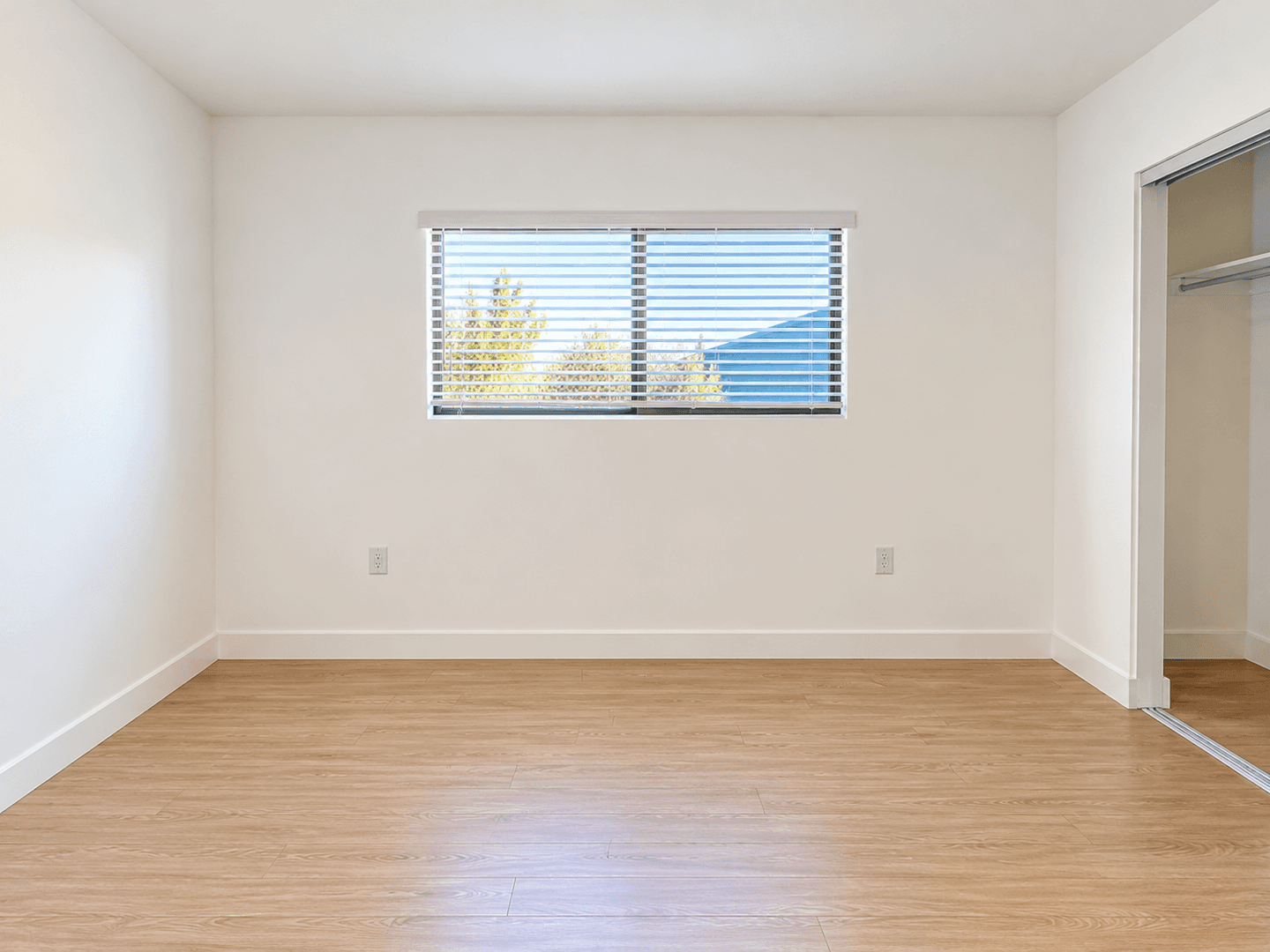 Los Angeles Apartment: 3415 London St