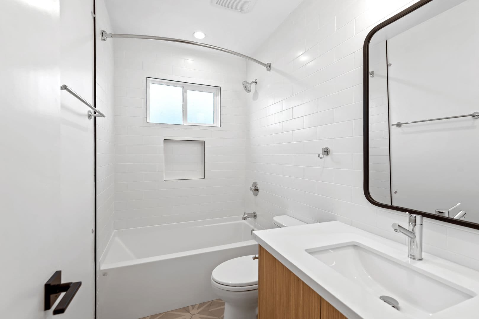 Los Angeles Apartment: 1563 Gordon Street