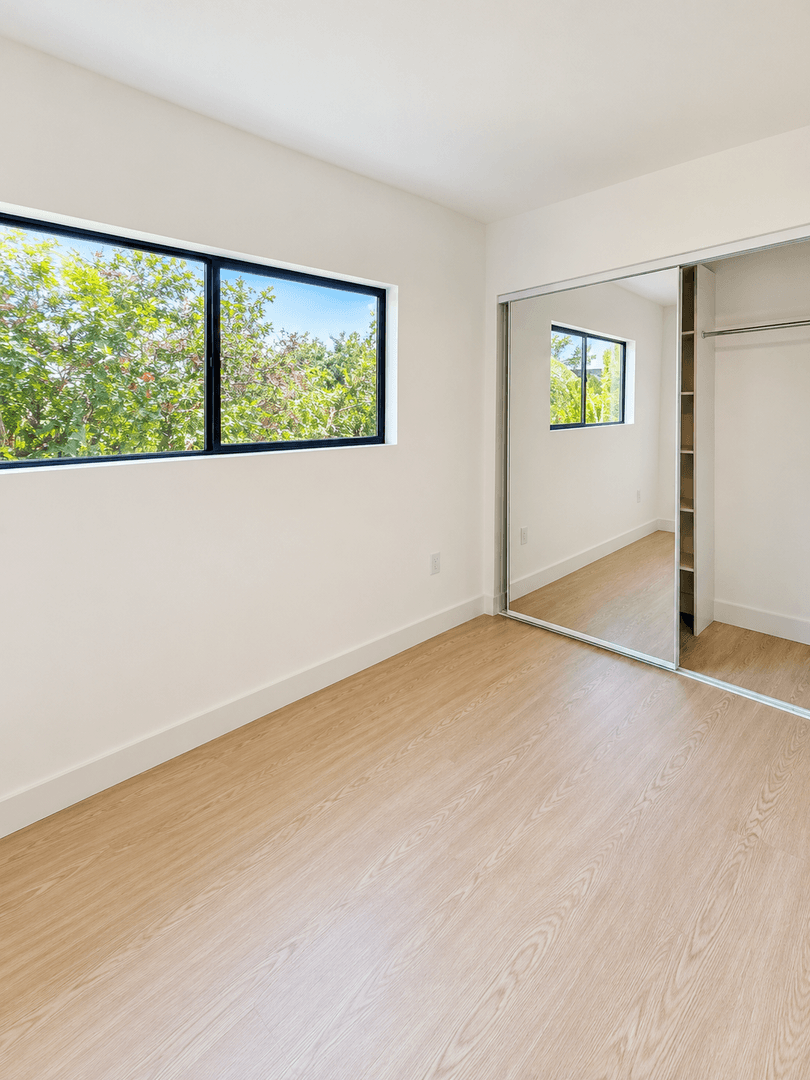 Los Angeles Apartment: 3415 London St