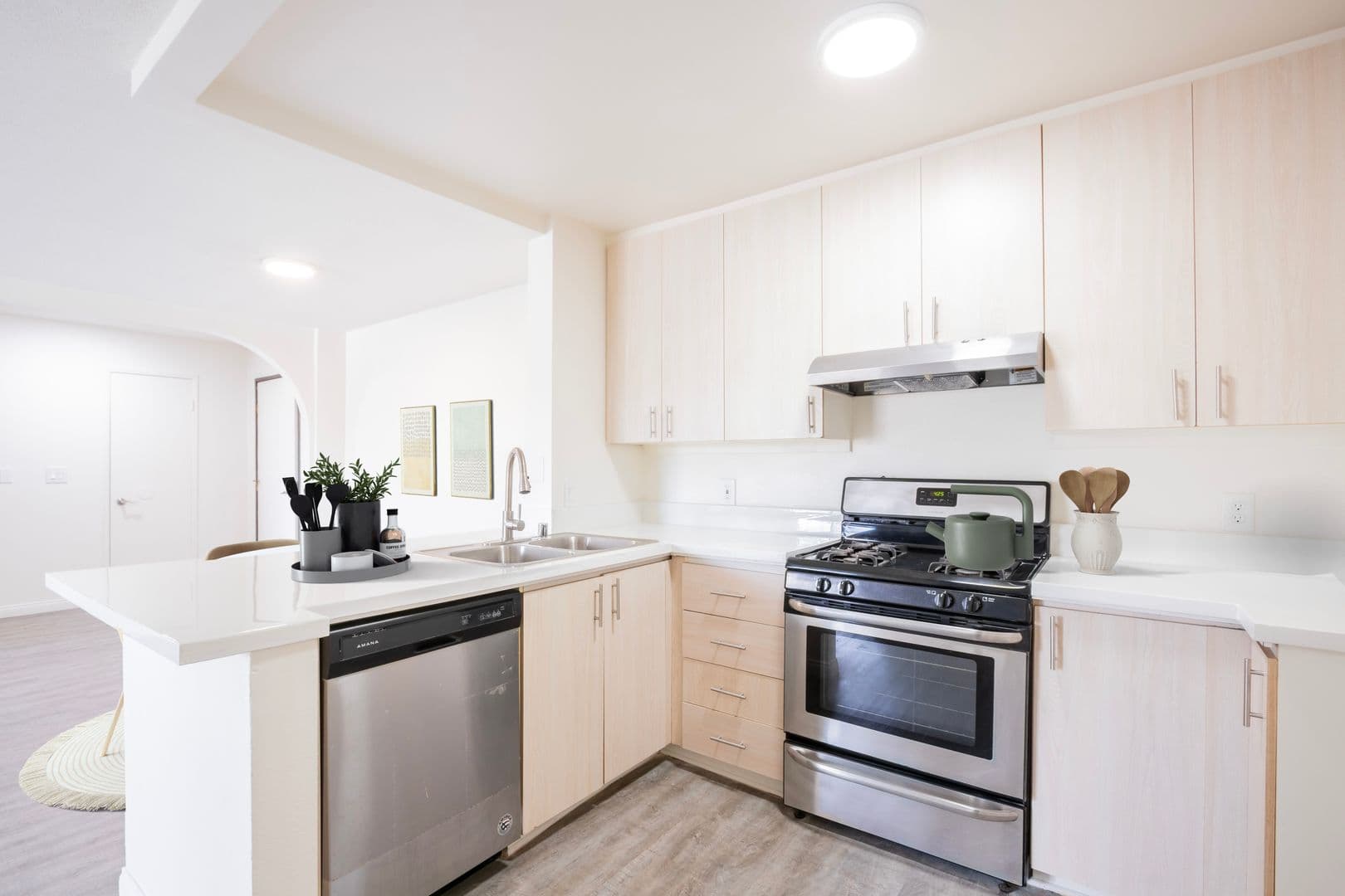 Northridge Apartment: 10020 Zelzah Avenue