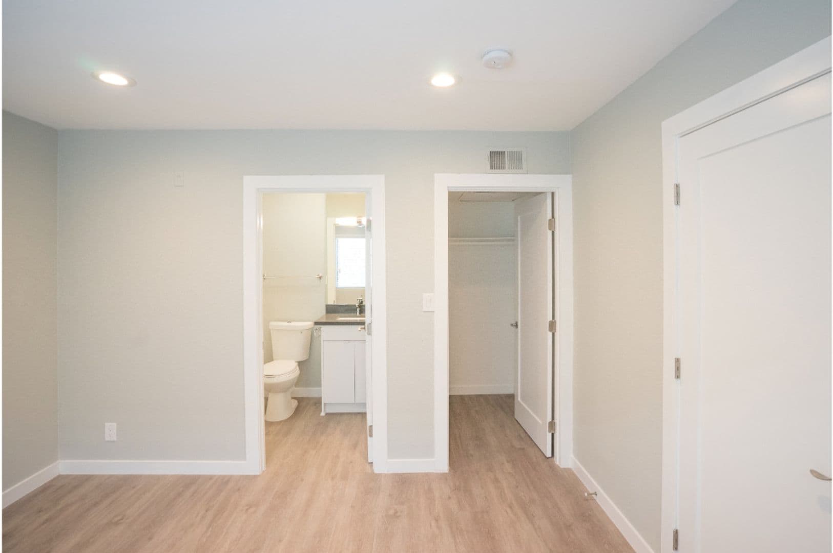 Los Angeles Apartment: 3426 W 1st St