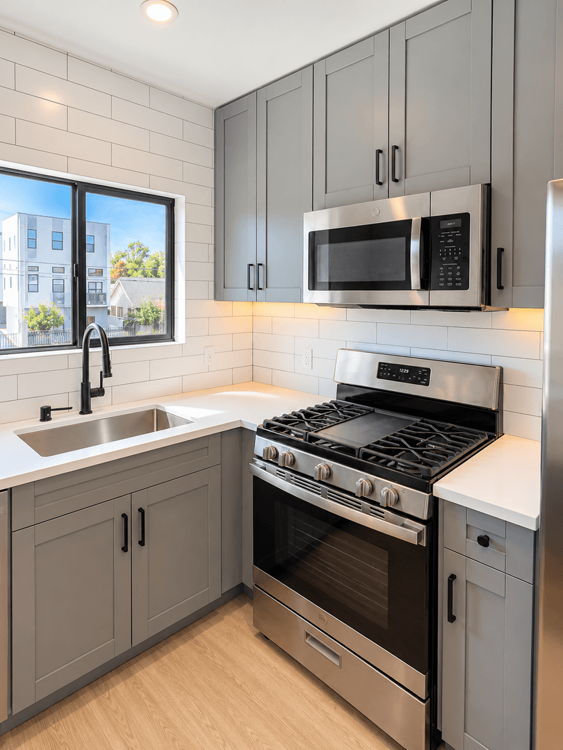 Los Angeles Apartment: 3415 London St