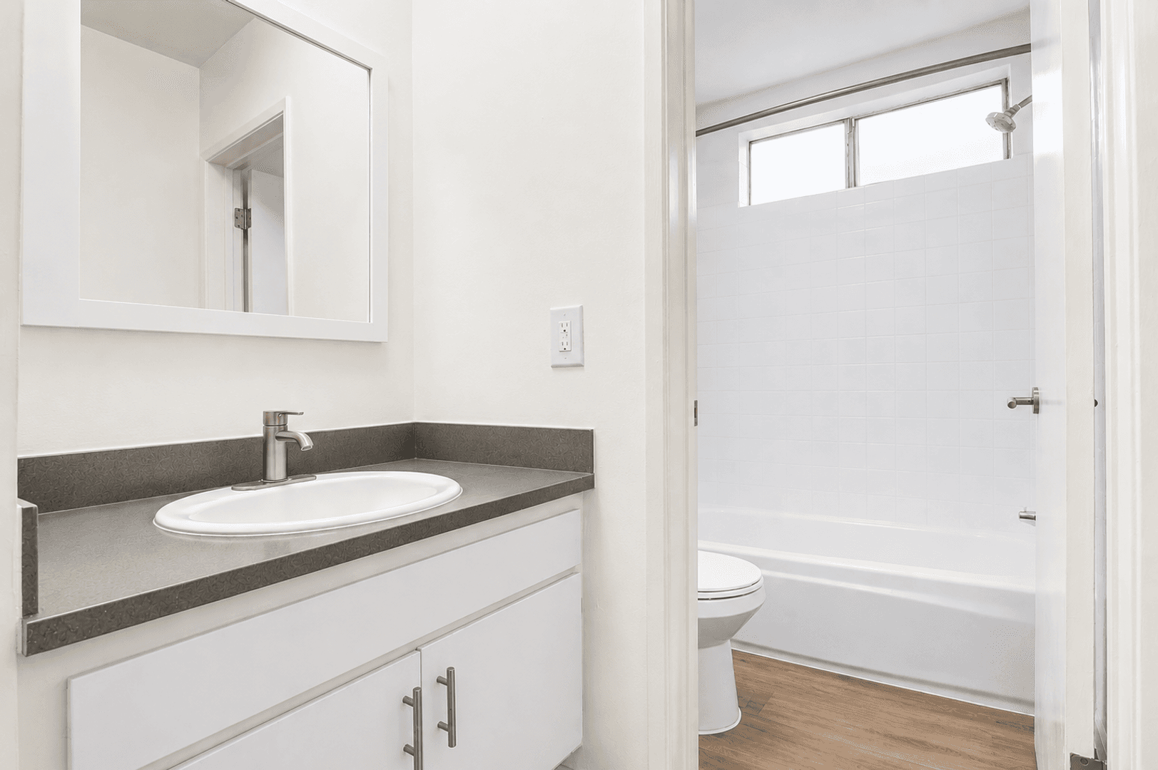 Tarzana Apartment: 5931 Reseda Blvd