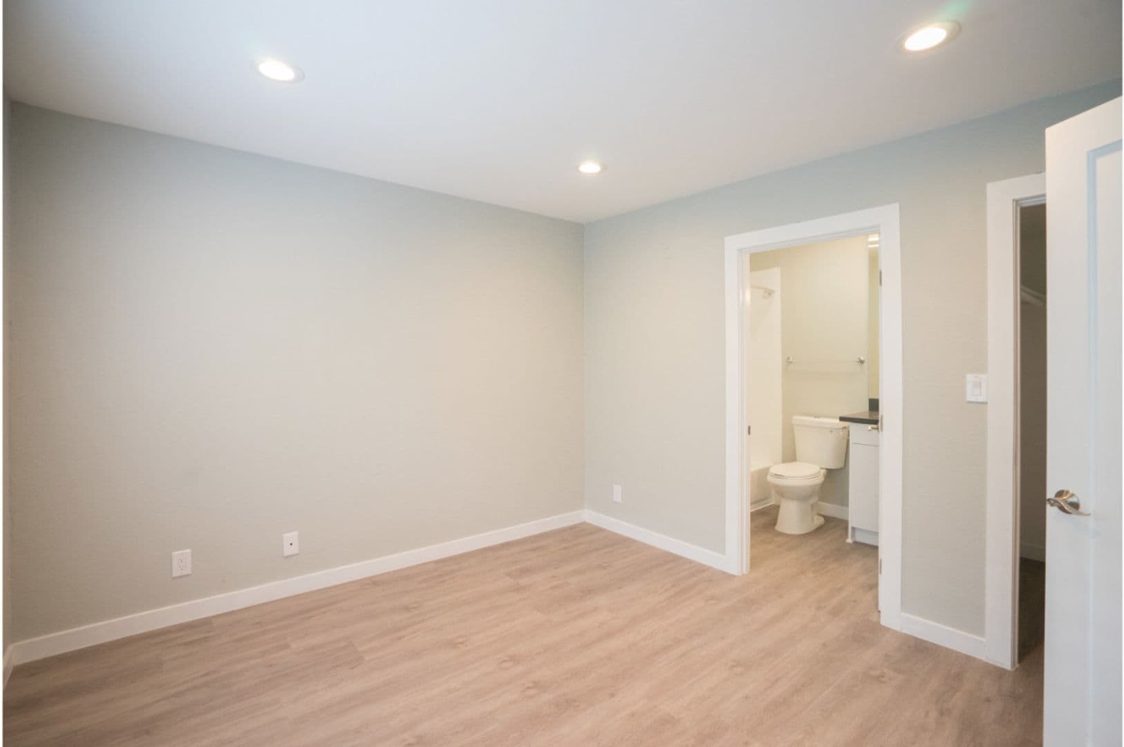 Los Angeles Apartment: 3426 W 1st St
