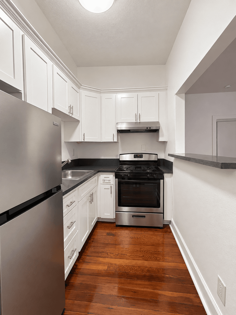 Los Angeles Apartment: 2810 Leeward Ave