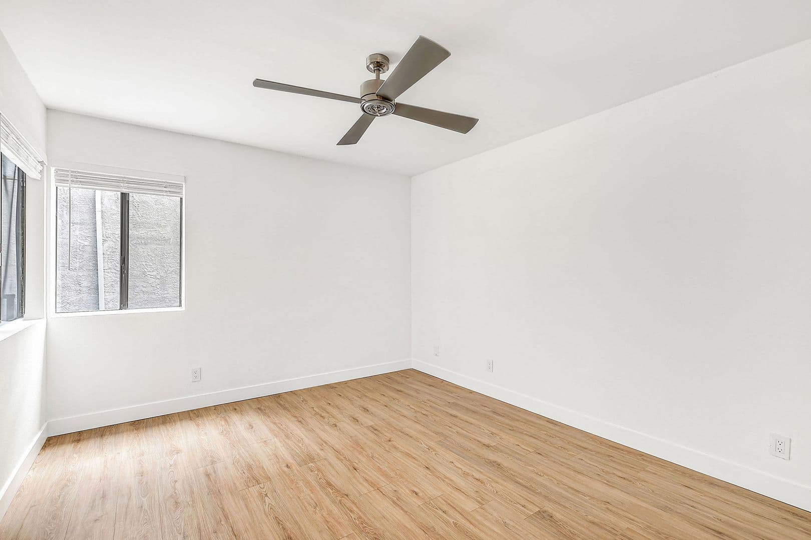Valley Village Apartment: 5807 Laurel Canyon Blvd