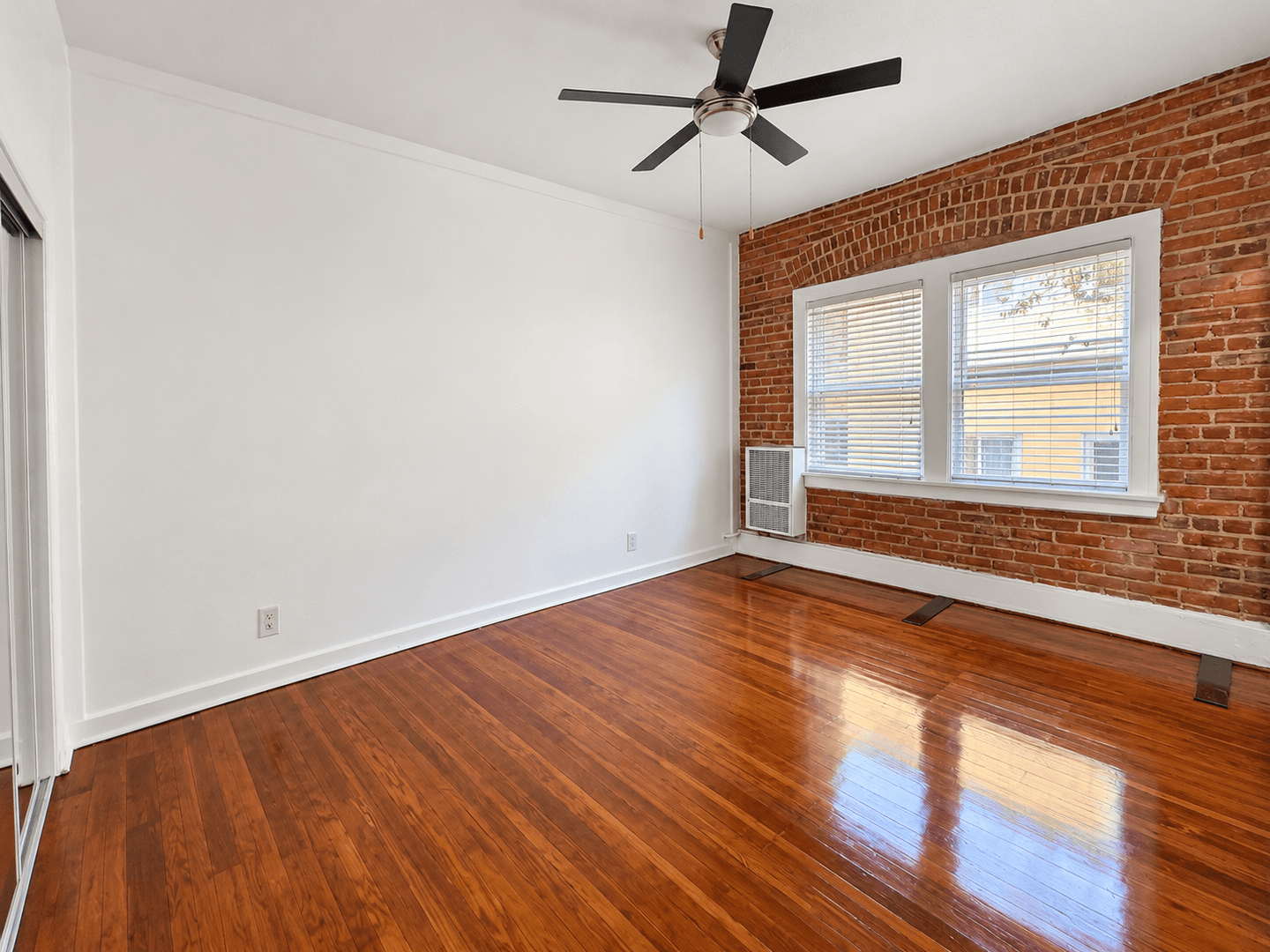 Los Angeles Apartment: 2810 Leeward Ave