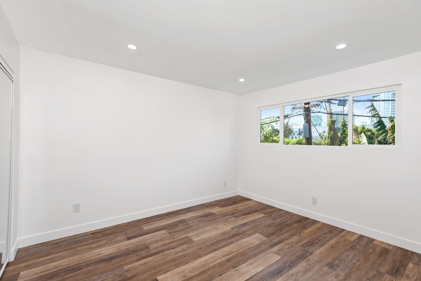 Los Angeles Apartment: 1563 Gordon Street