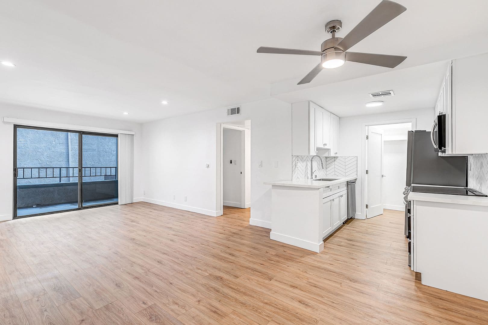 Valley Village Apartment: 5807 Laurel Canyon Blvd