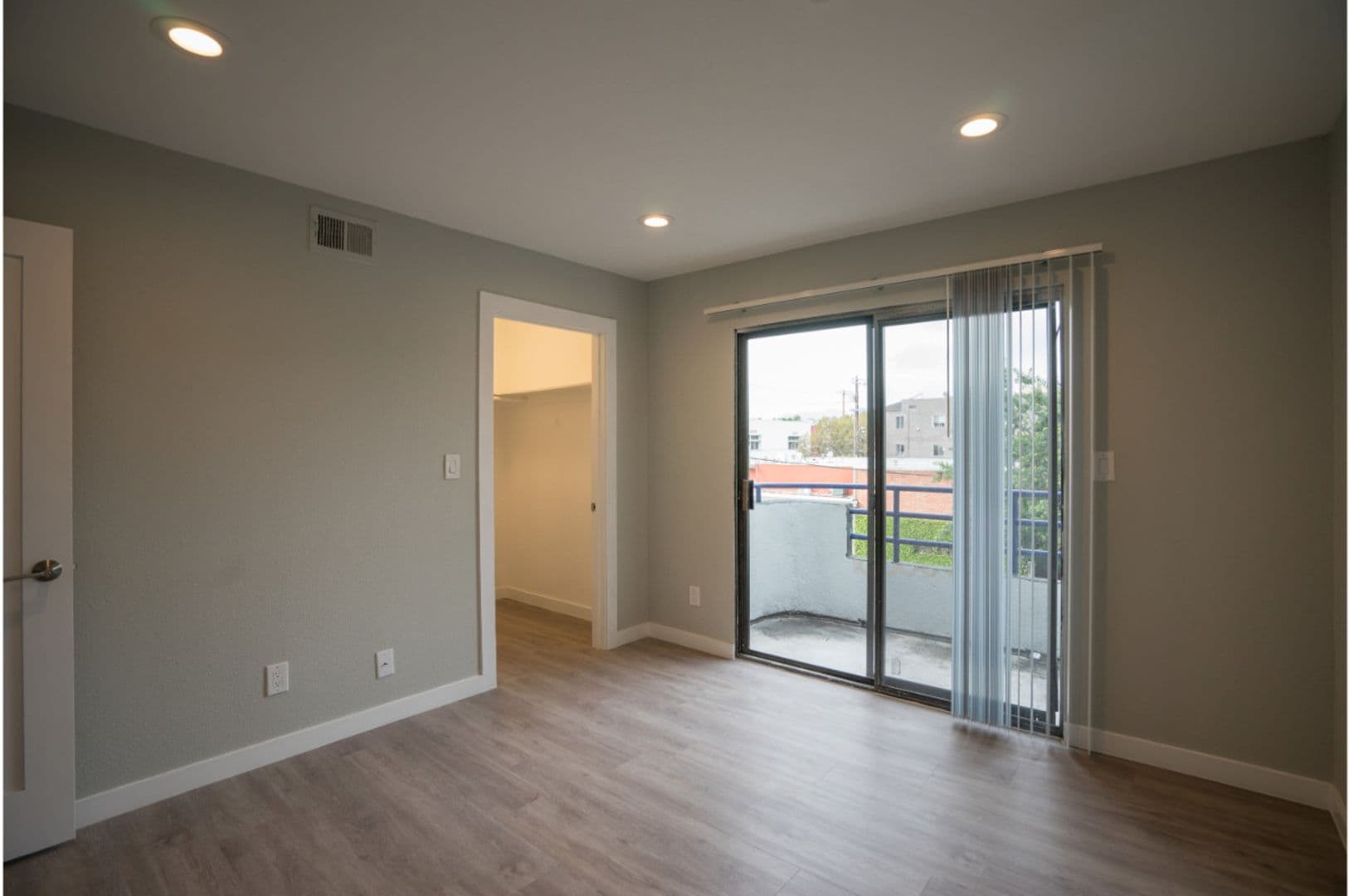Los Angeles Apartment: 3426 W 1st St