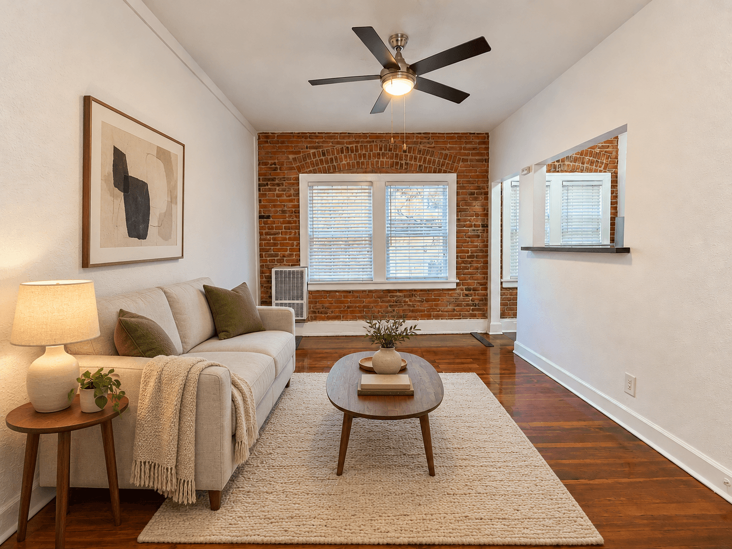 Los Angeles Apartment: 2810 Leeward Ave