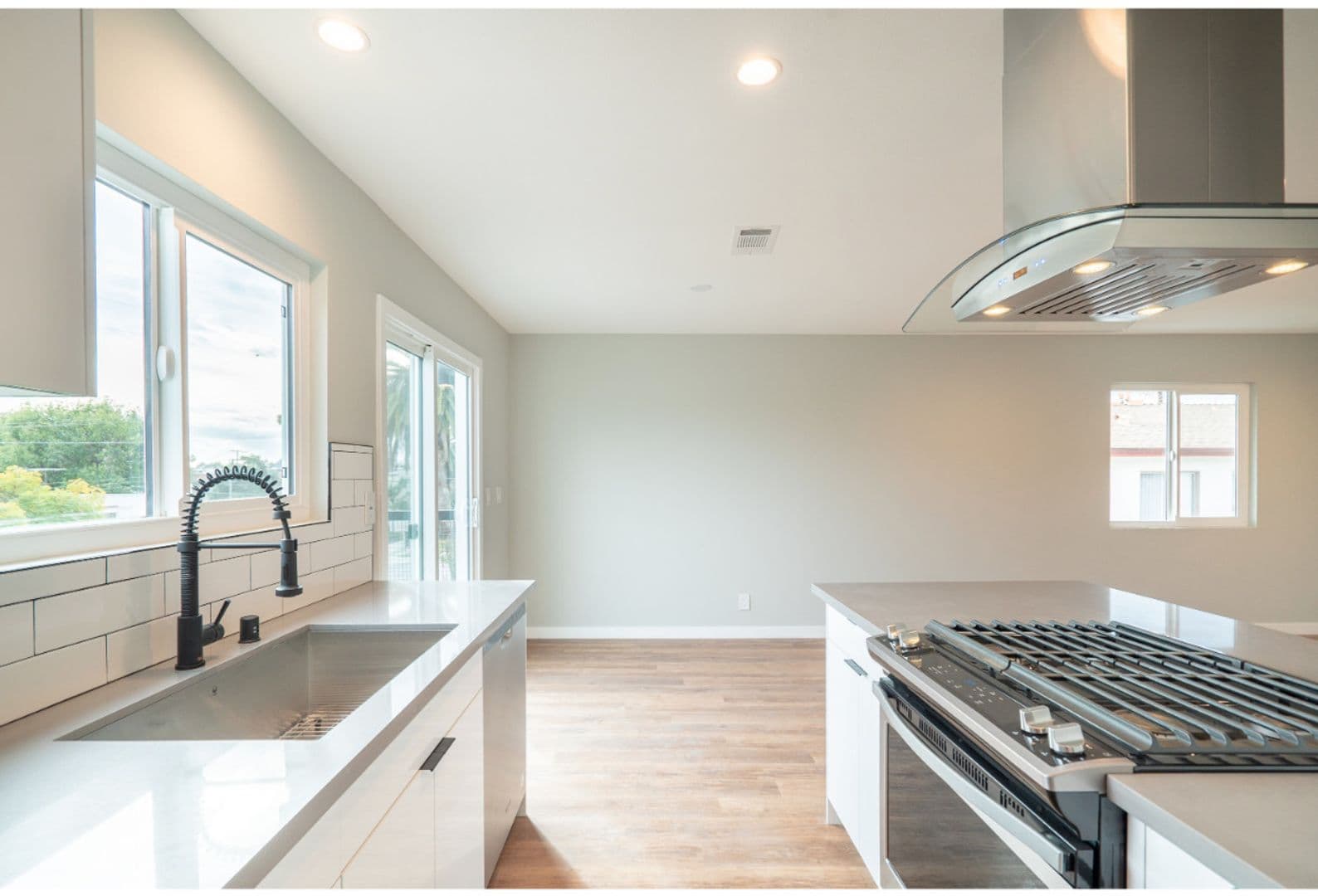 Los Angeles Apartment: 5847 Willoughby Avenue