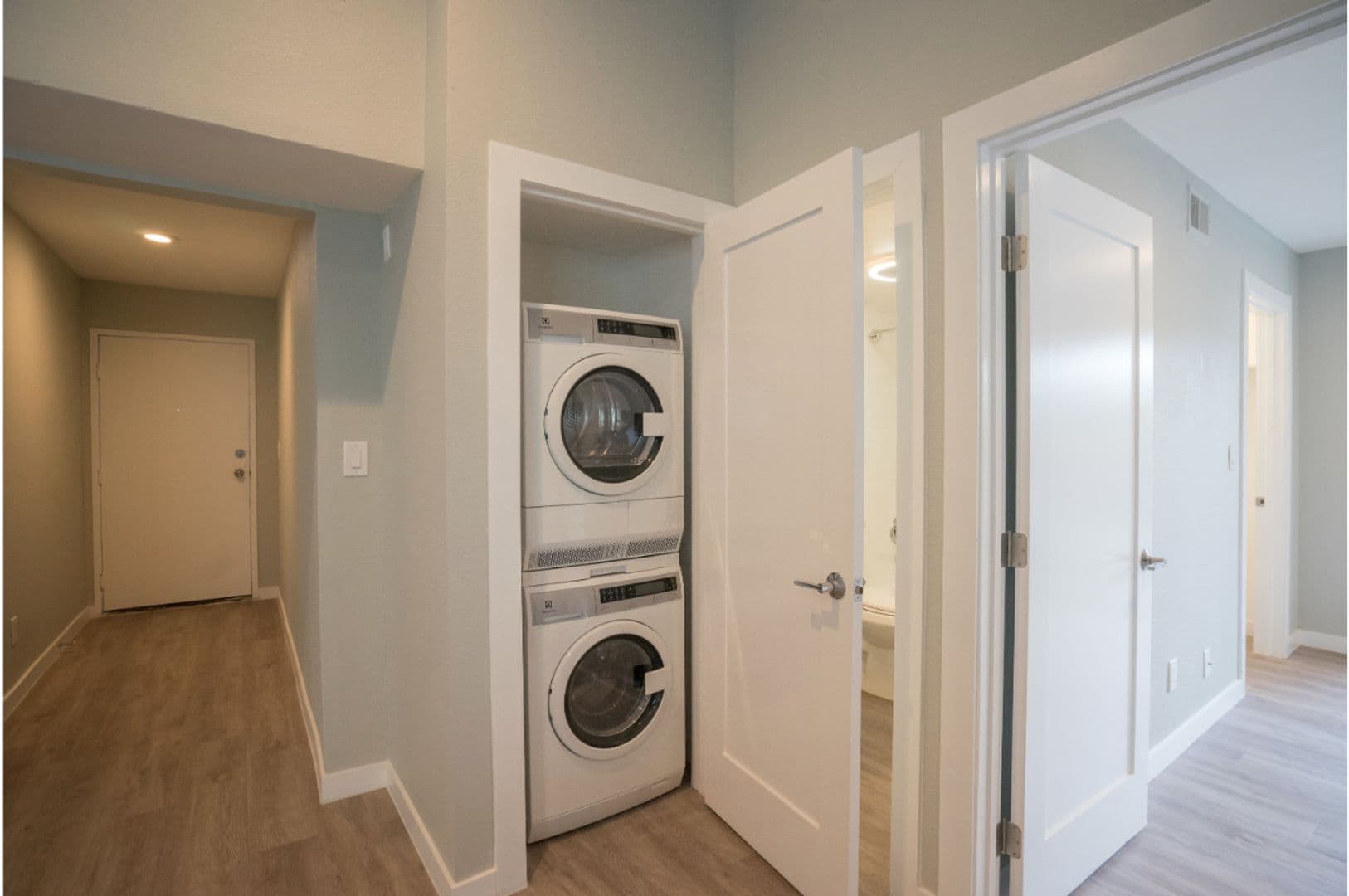 Los Angeles Apartment: 3426 W 1st St