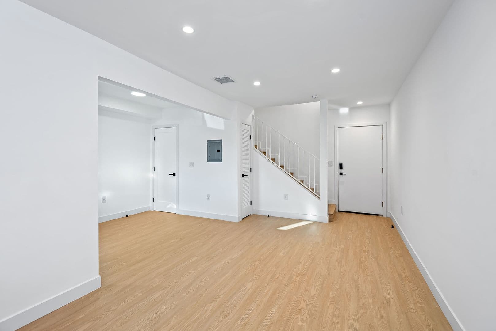 Los Angeles Apartment: 3415 London St