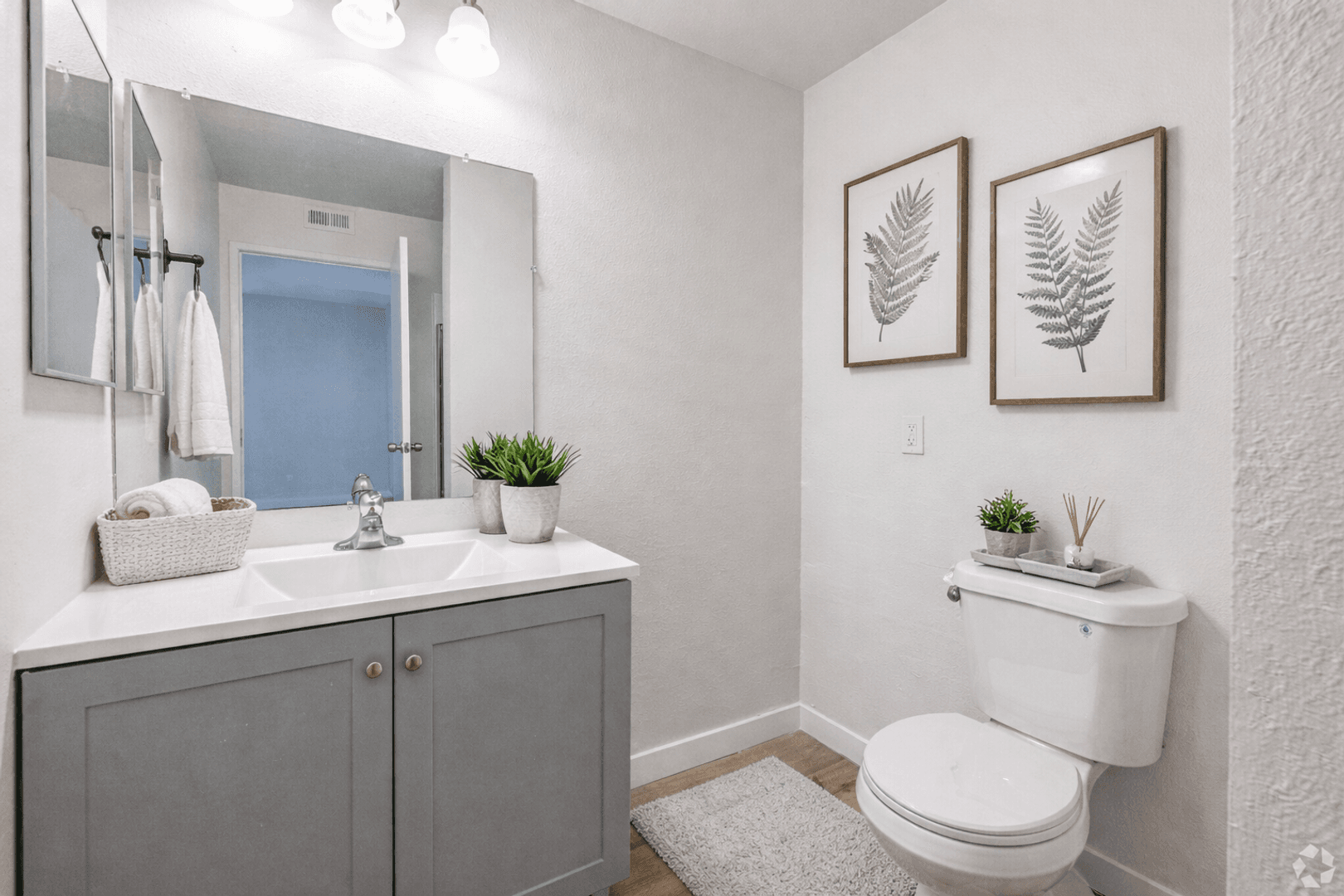 Paramount Apartment: 8350 Gardendale St