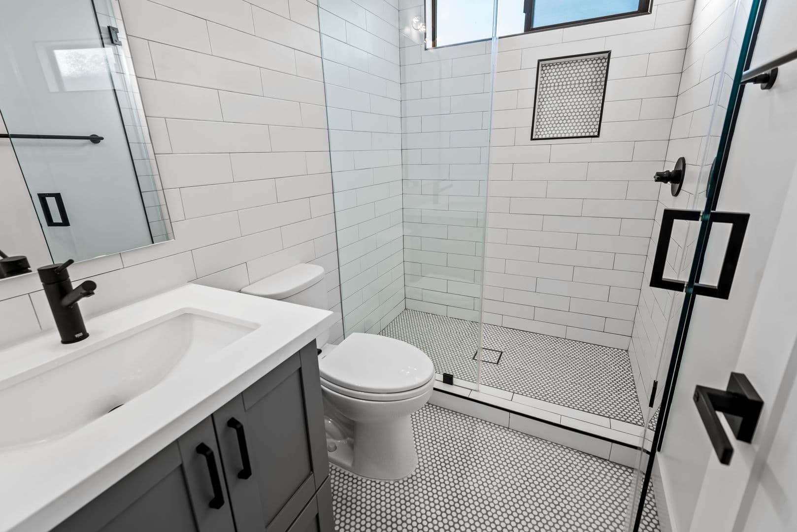 Los Angeles Apartment: 3415 London St