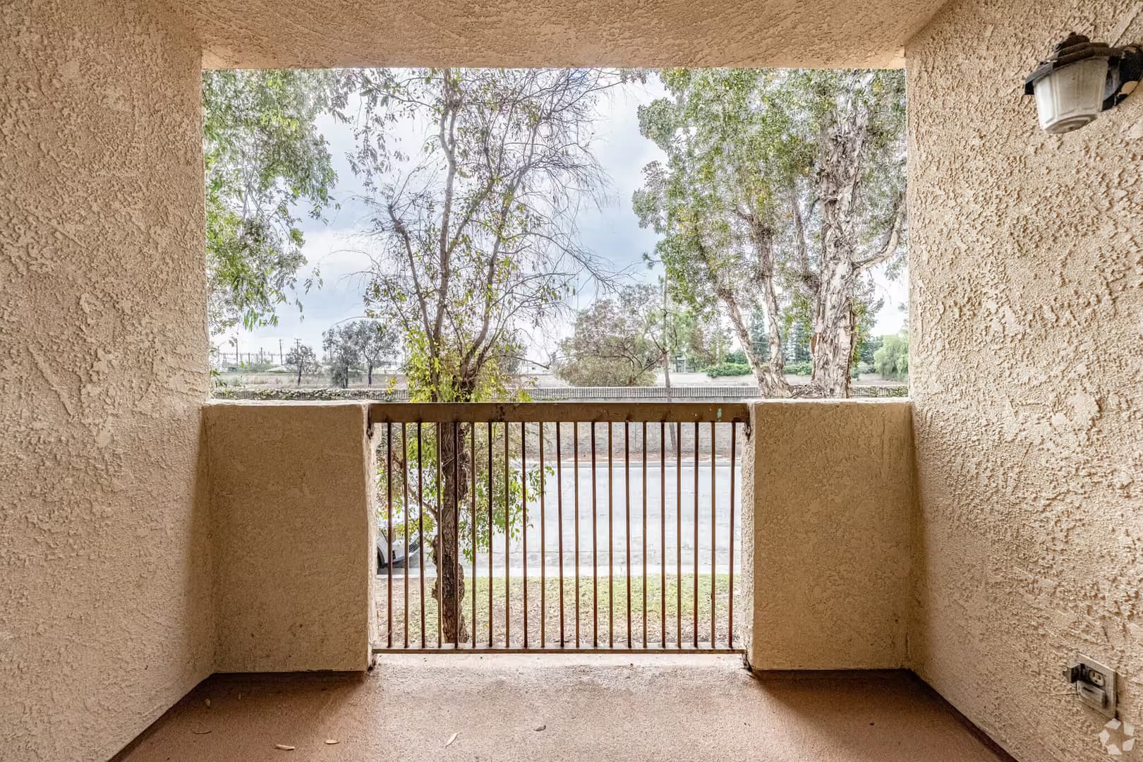Paramount Apartment: 8350 Gardendale St