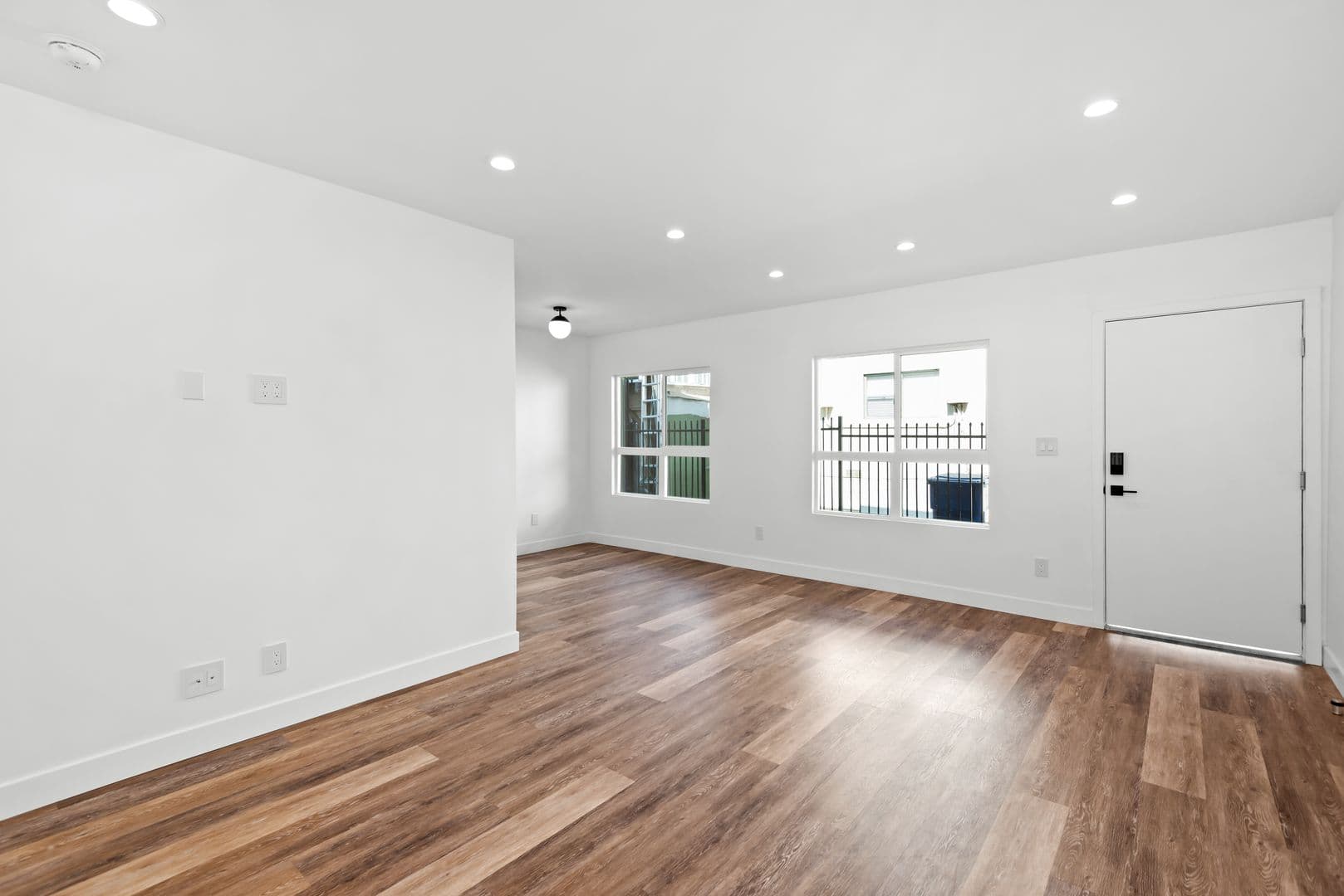 Los Angeles Apartment: 1563 Gordon Street