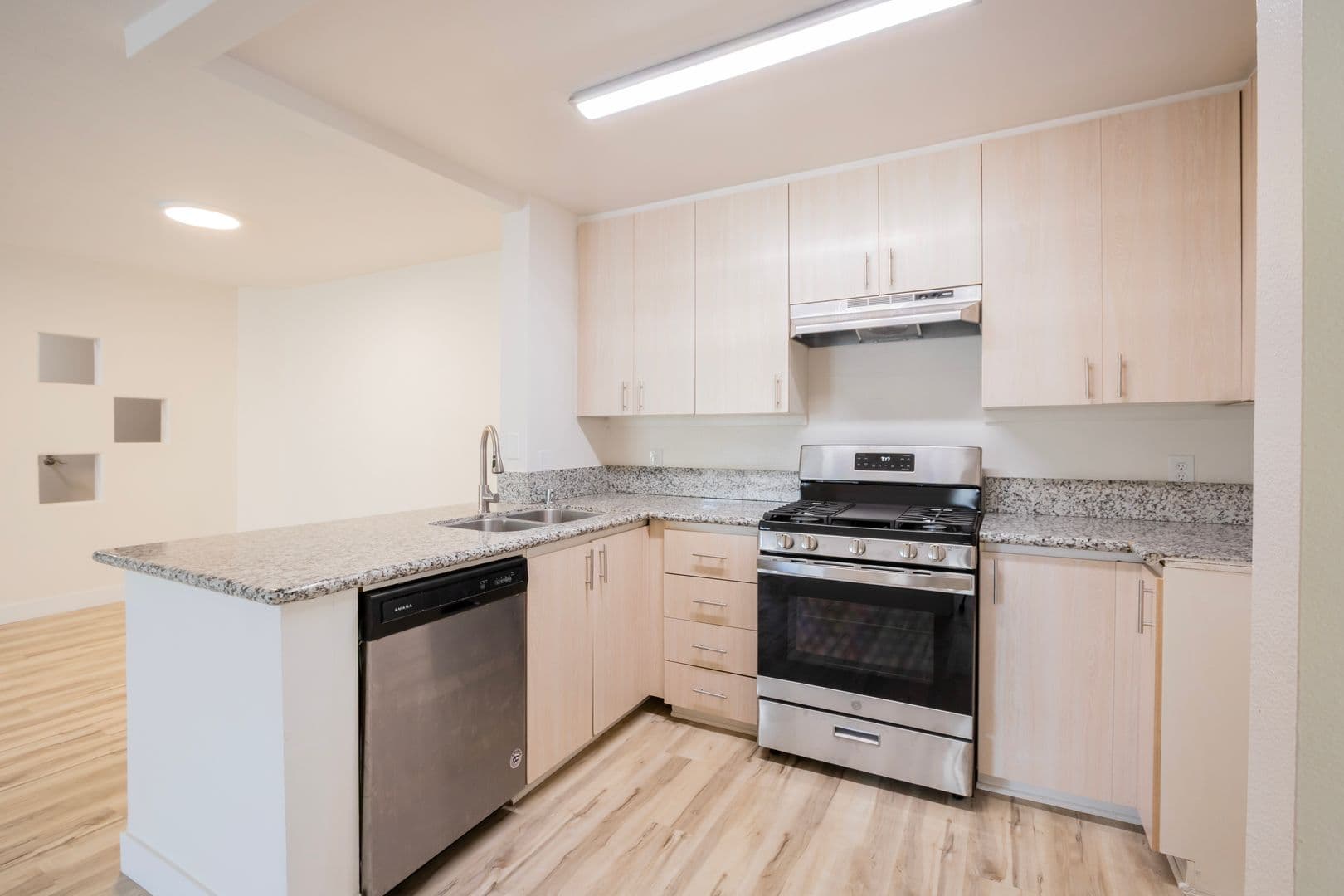 Northridge Apartment: 10020 Zelzah Avenue