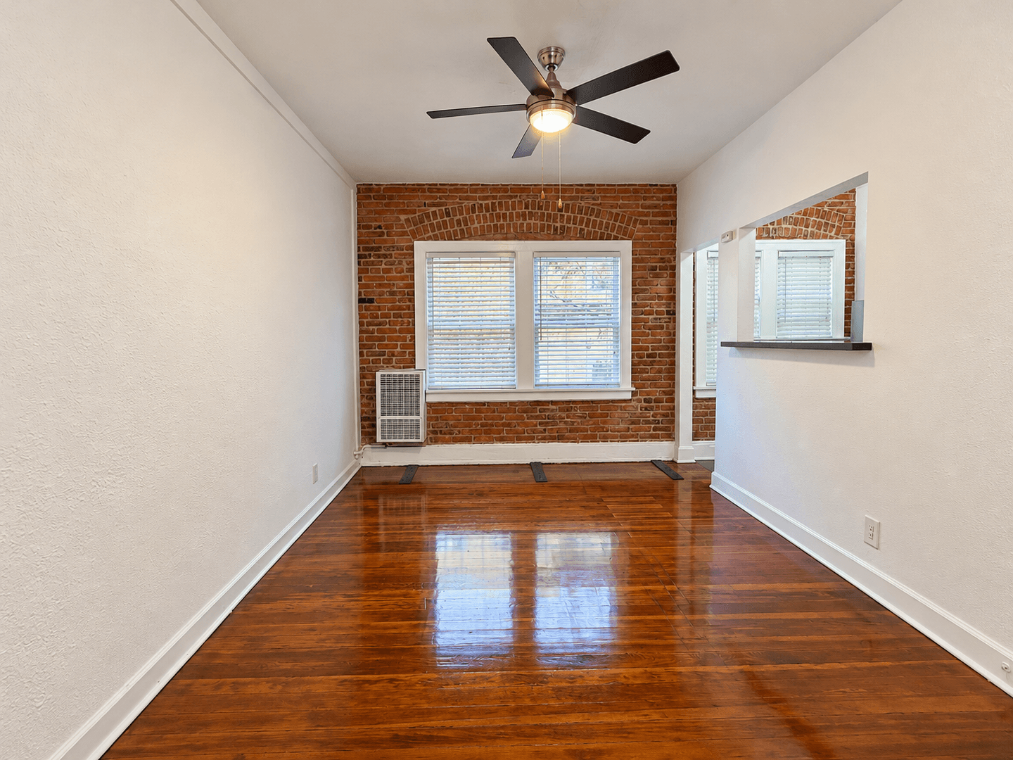 Los Angeles Apartment: 2810 Leeward Ave