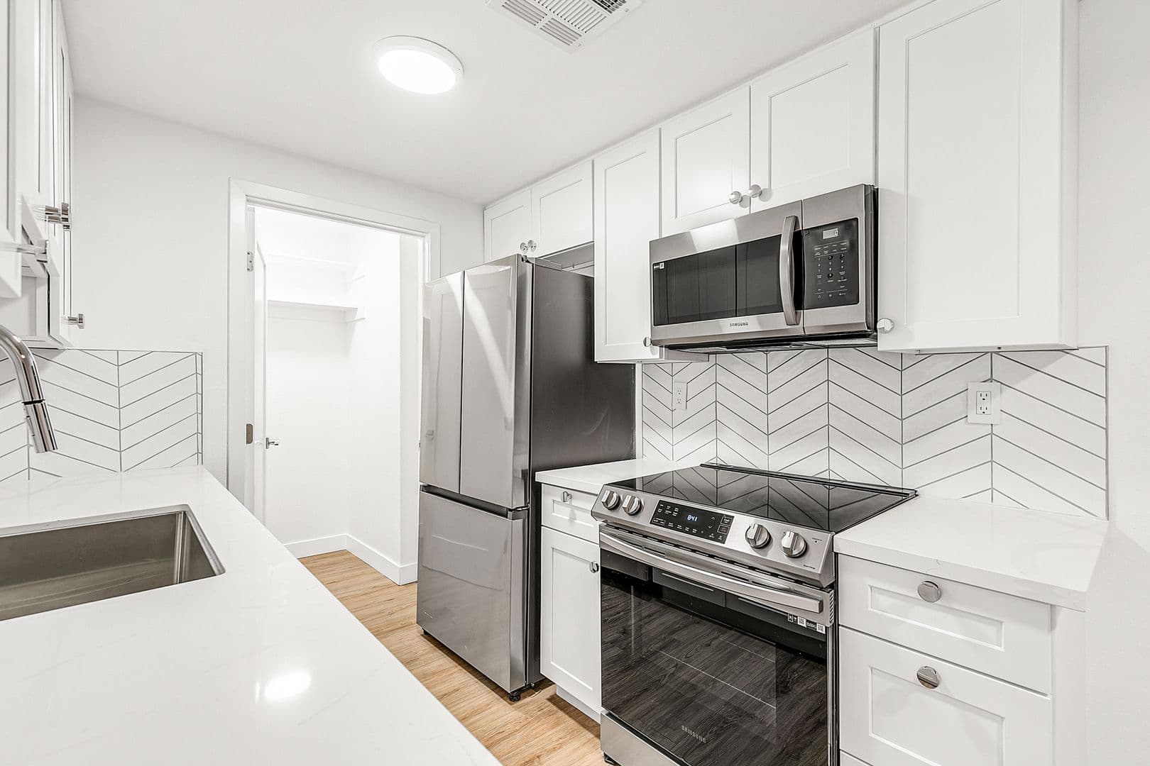 Valley Village Apartment: 5807 Laurel Canyon Blvd