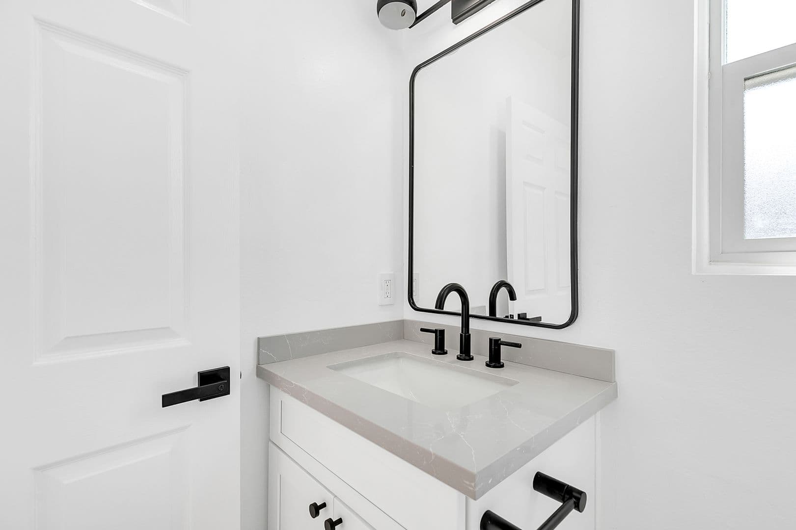 Los Angeles Apartment: 12420 Woodgreen St
