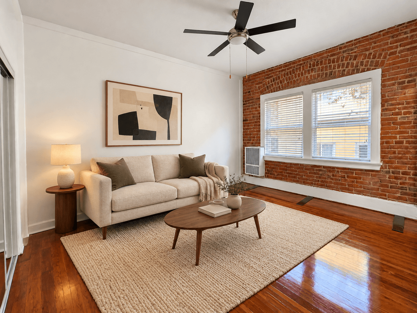 Los Angeles Apartment: 2810 Leeward Ave