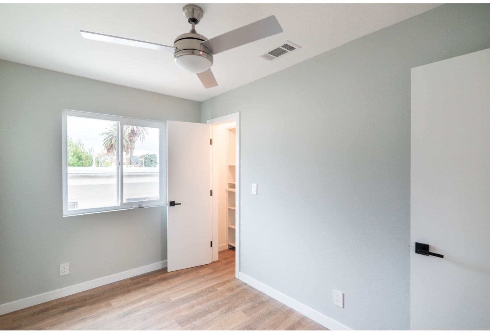 Los Angeles Apartment: 5847 Willoughby Avenue