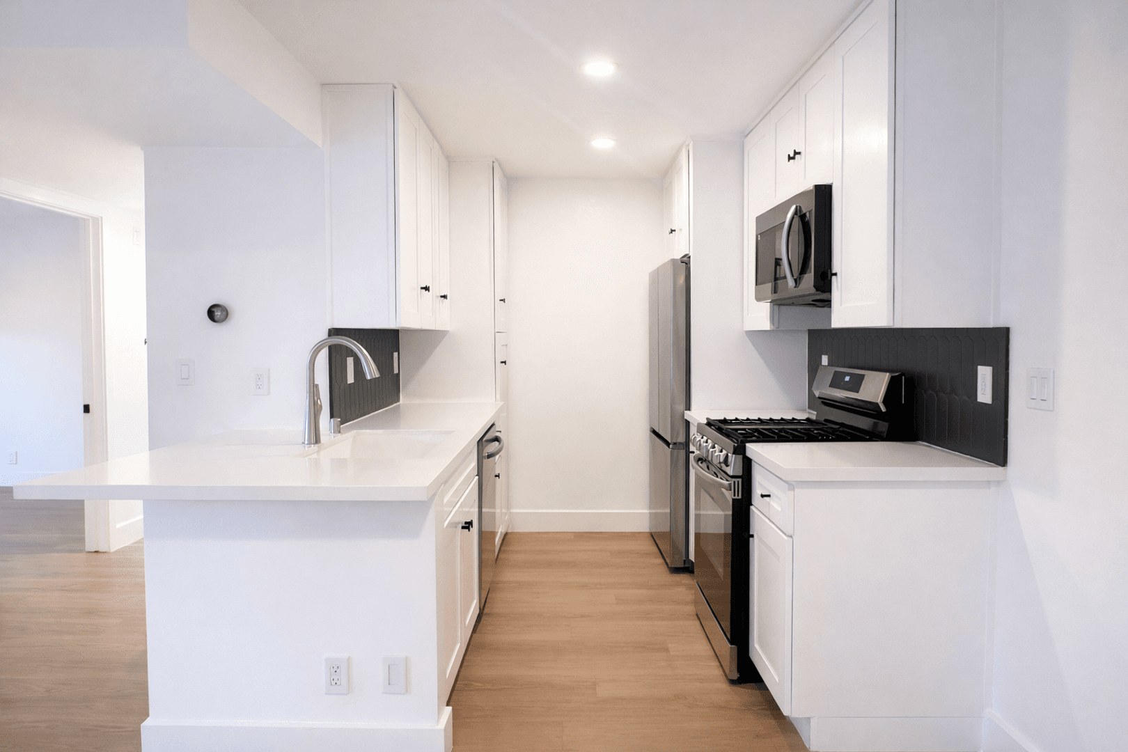 Los Angeles Apartment: 2123 Rodney Drive