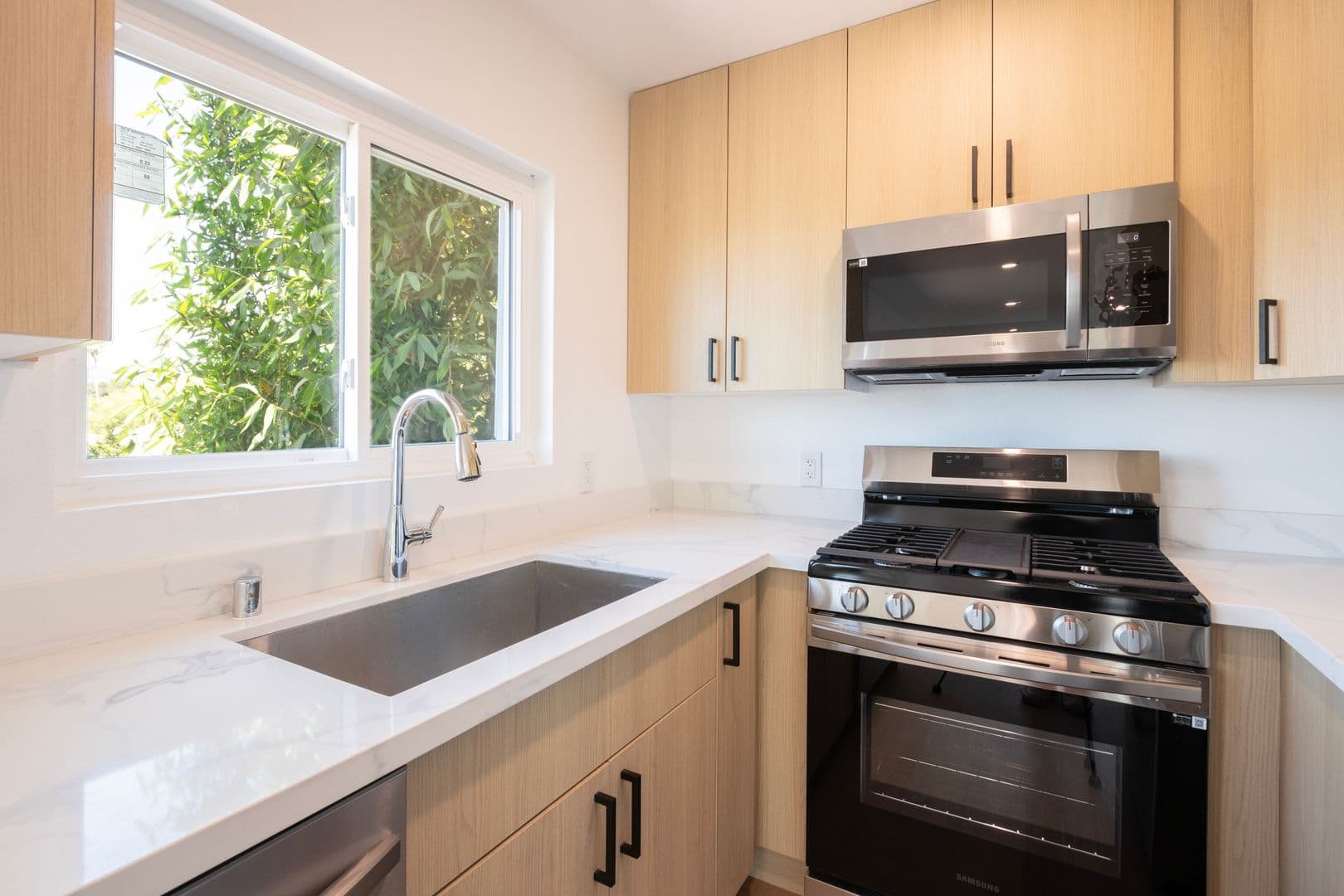 Los Angeles Apartment: 6526 Homewood Ave.