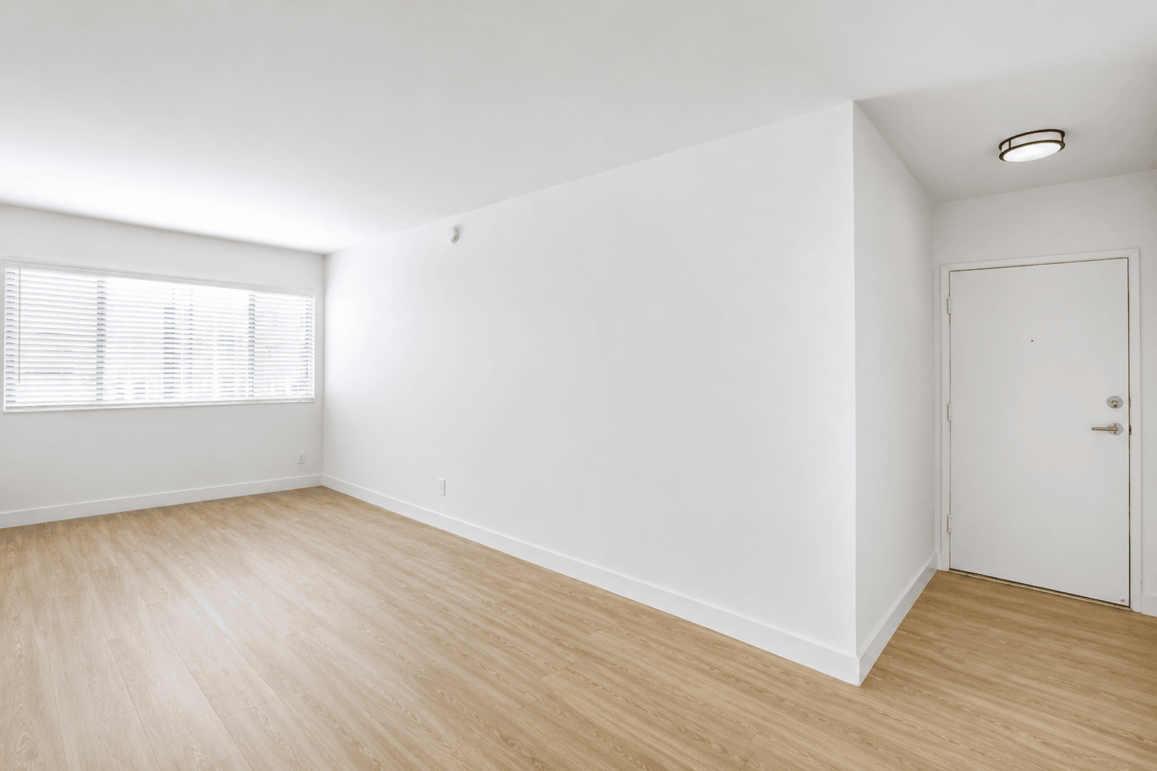 Tarzana Apartment: 5919 Reseda Blvd