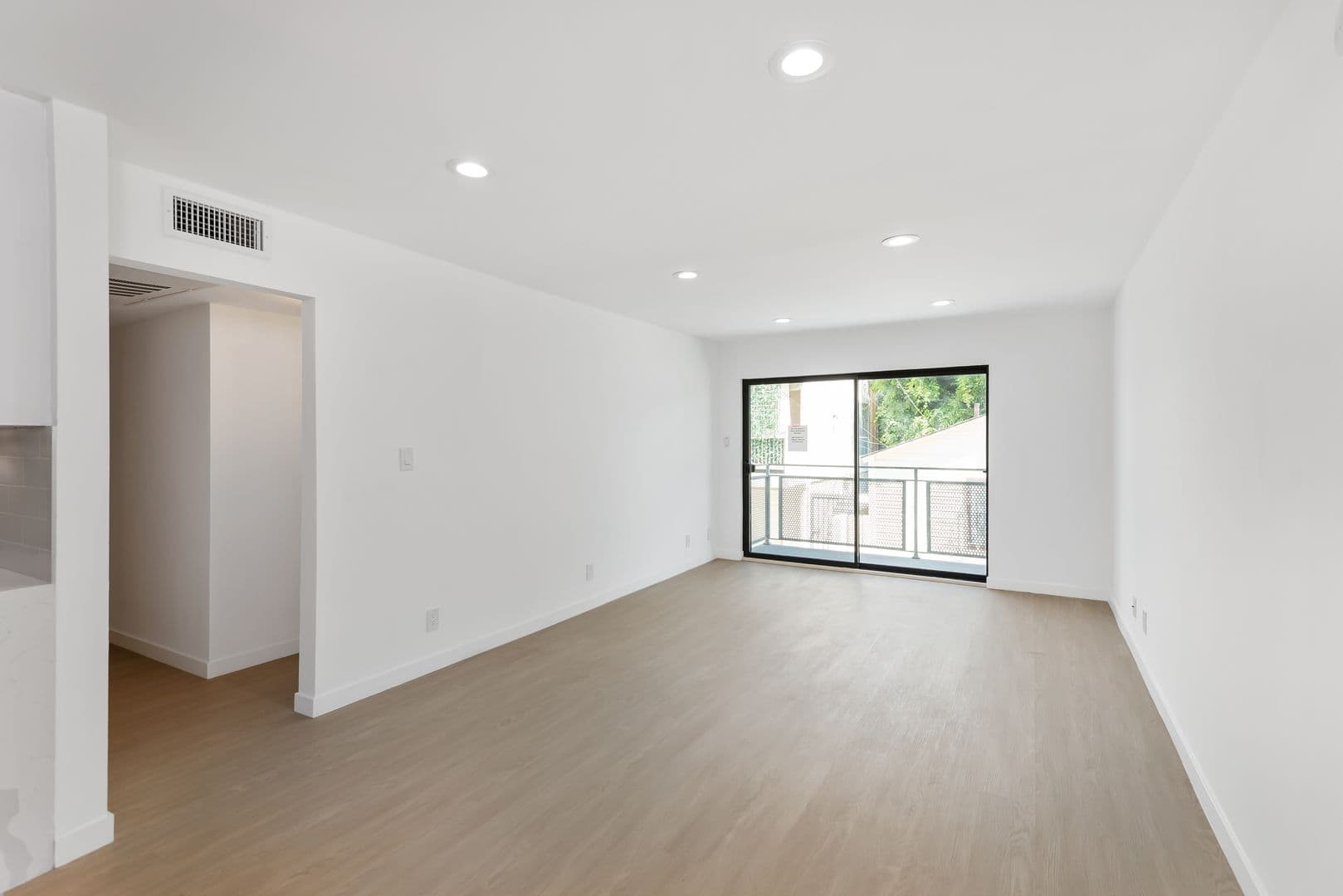 Los Angeles Apartment: 1546 Bundy Drive