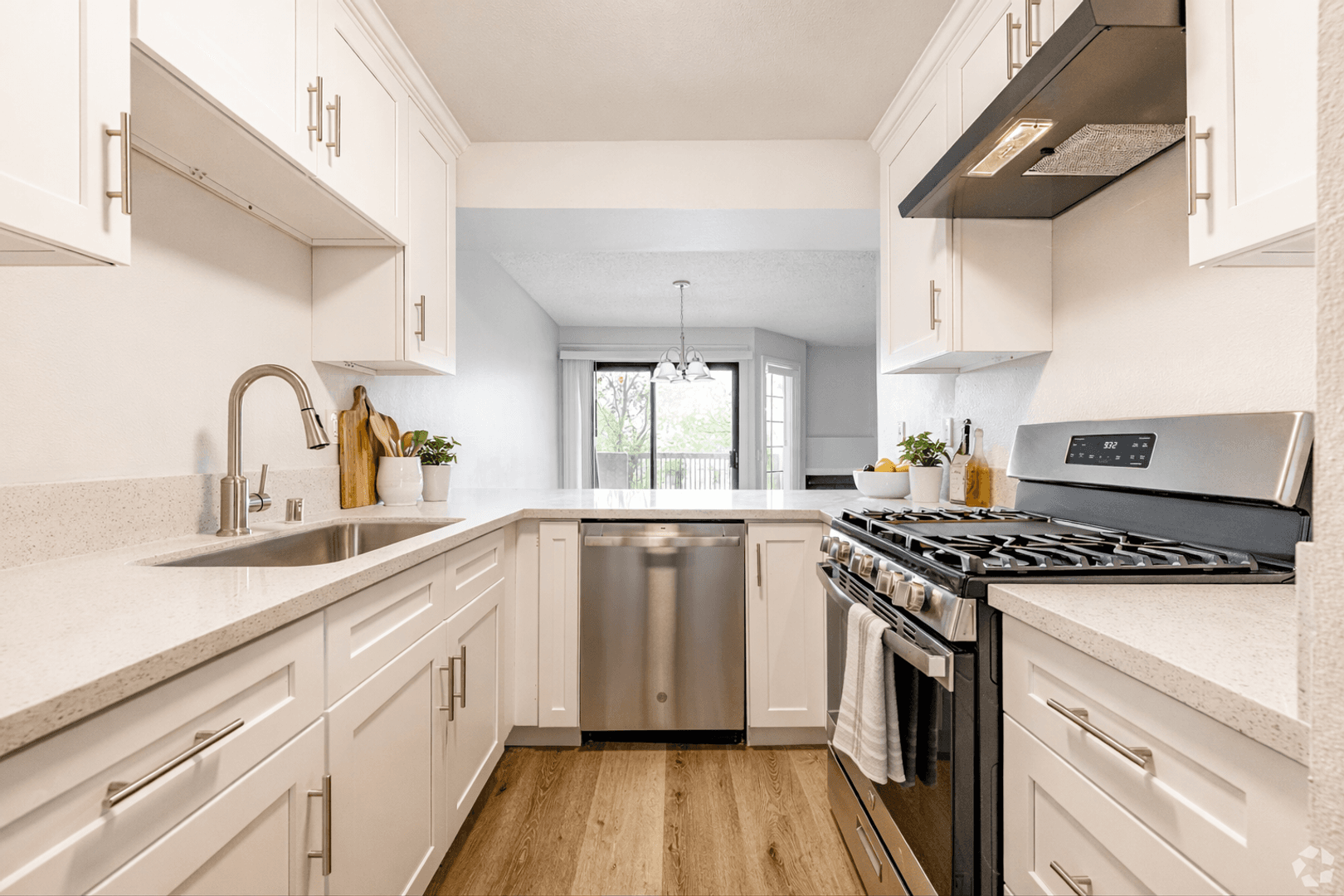 Paramount Apartment: 8350 Gardendale St