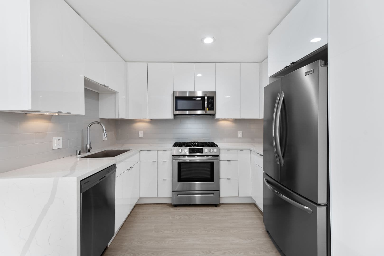Los Angeles Apartment: 1546 Bundy Drive