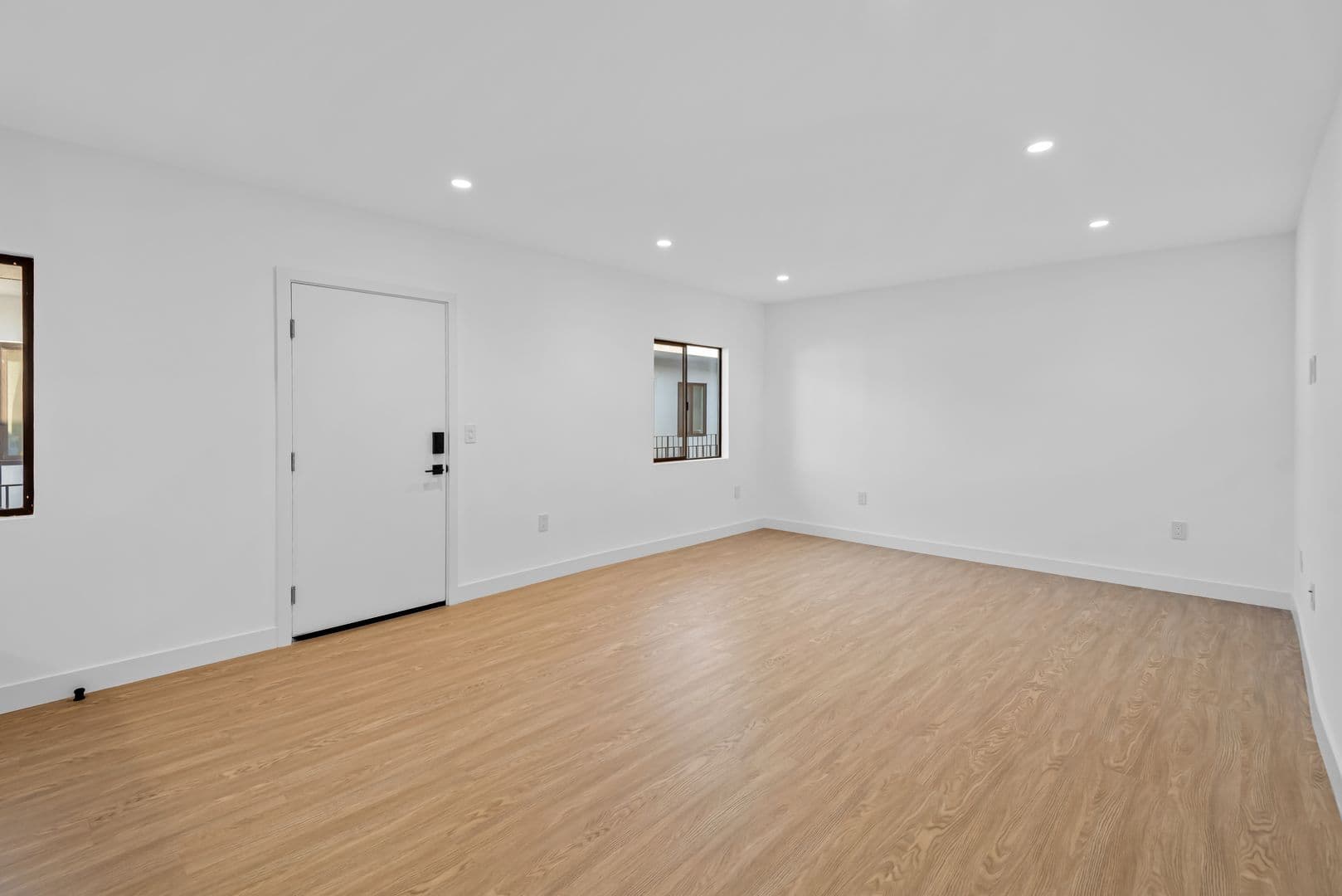 Los Angeles Apartment: 3415 London St