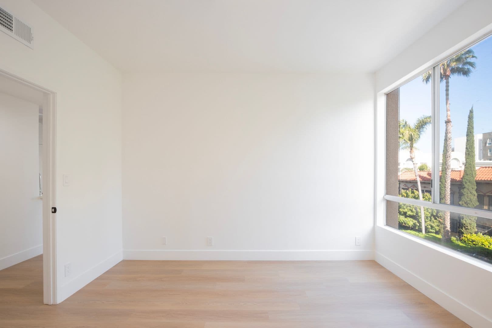 Los Angeles Apartment: 1616 N Serrano Ave.