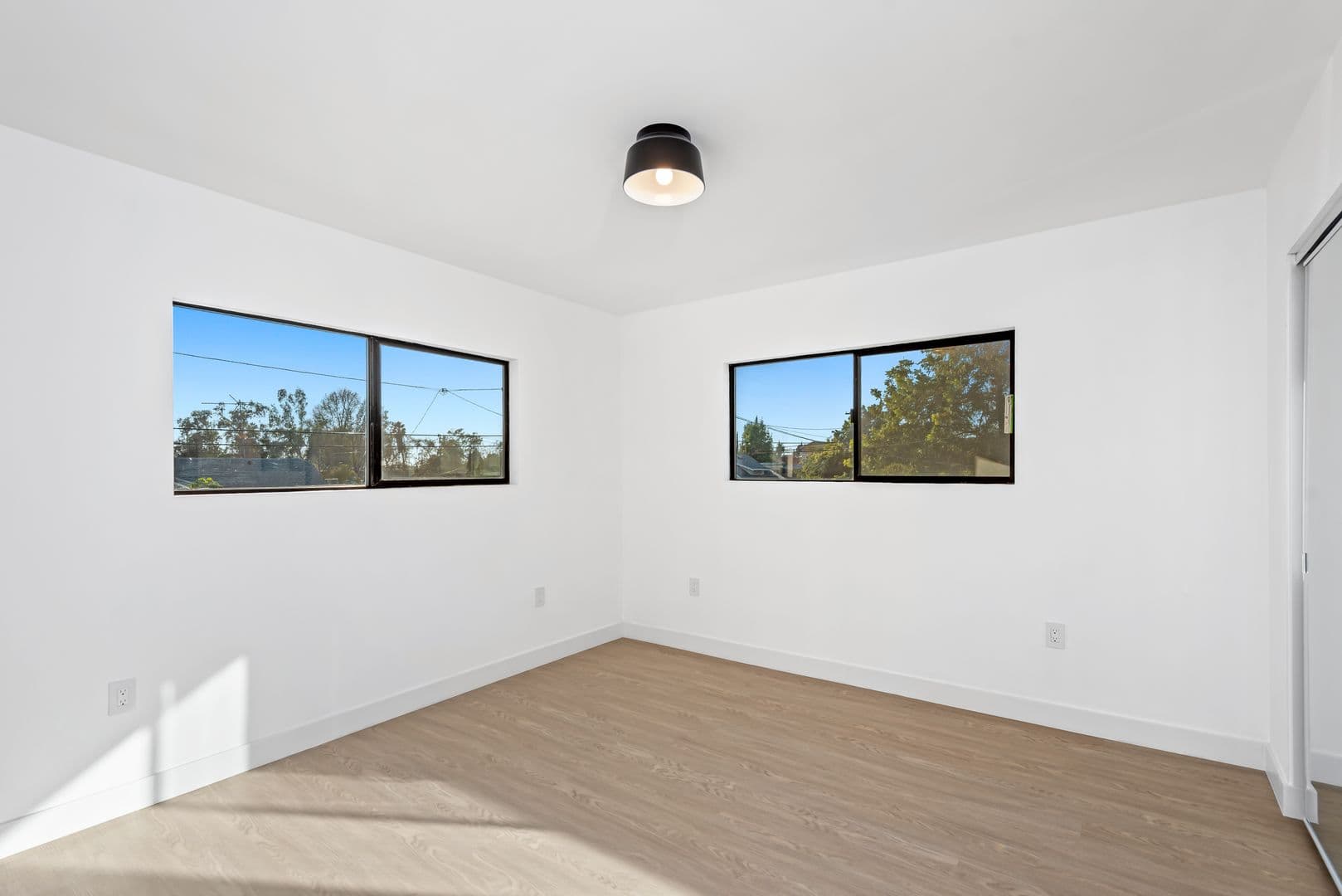 Los Angeles Apartment: 3415 London St