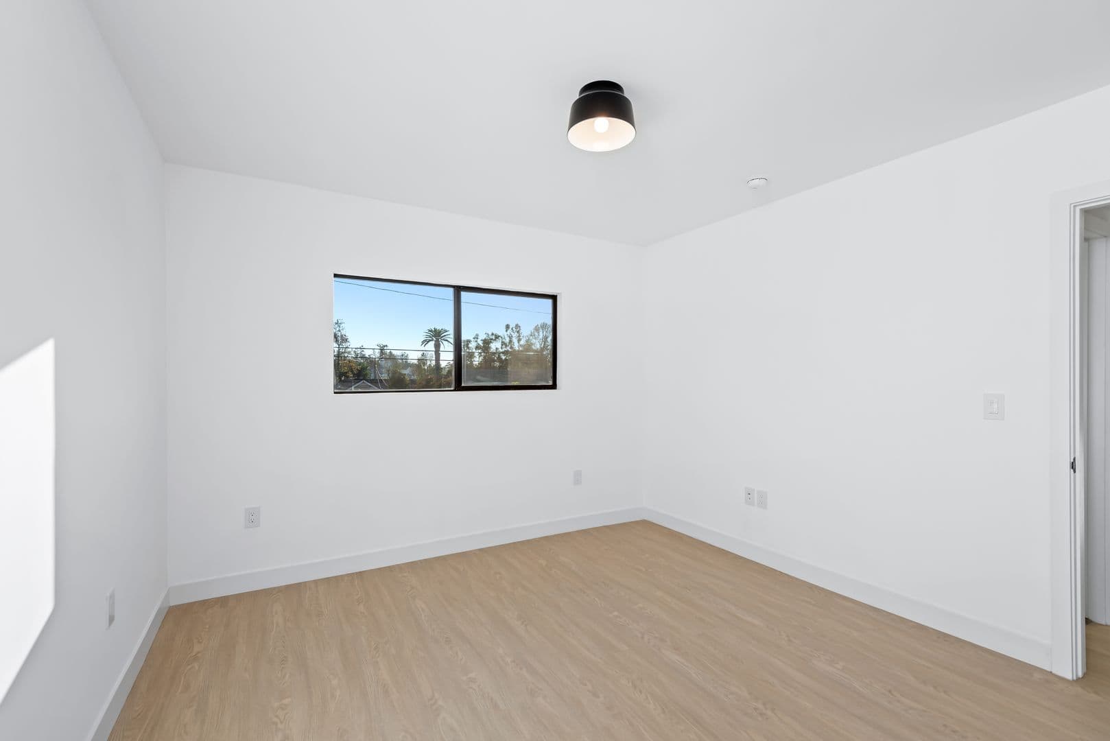 Los Angeles Apartment: 3415 London St