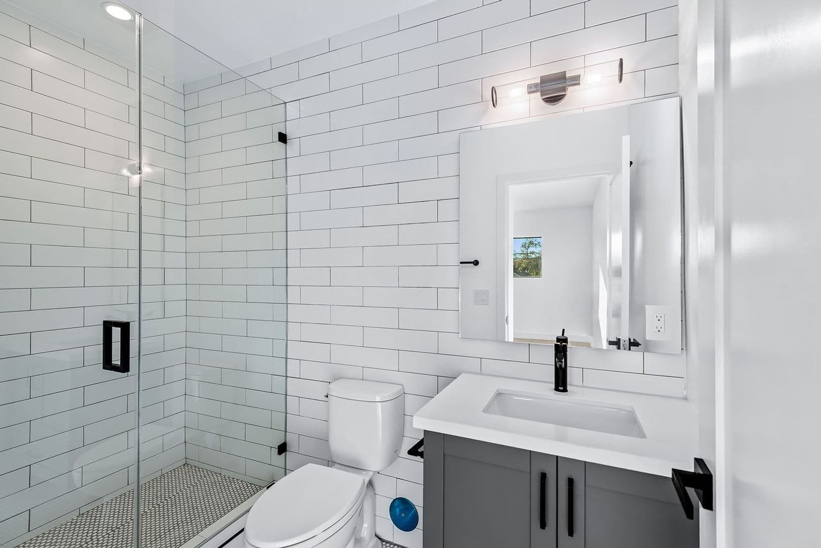 Los Angeles Apartment: 3415 London St