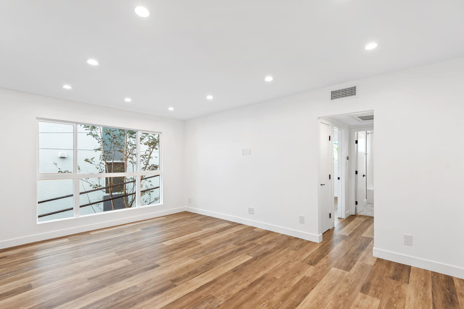 Los Angeles Apartment: 1563 Gordon Street