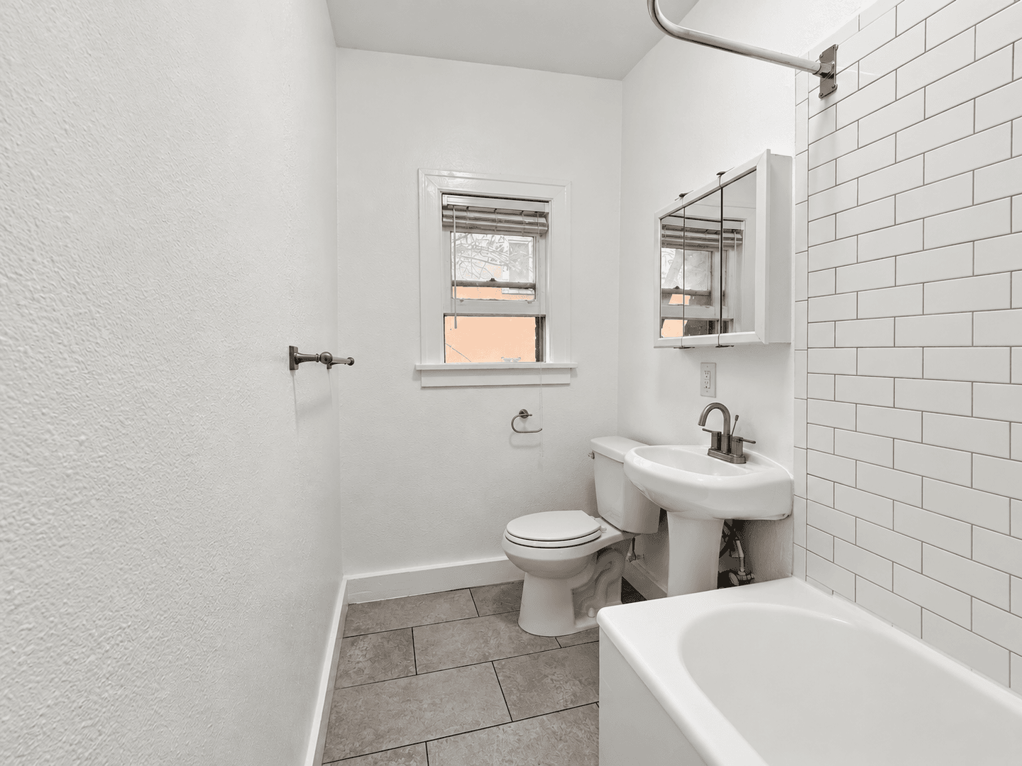 Los Angeles Apartment: 2810 Leeward Ave