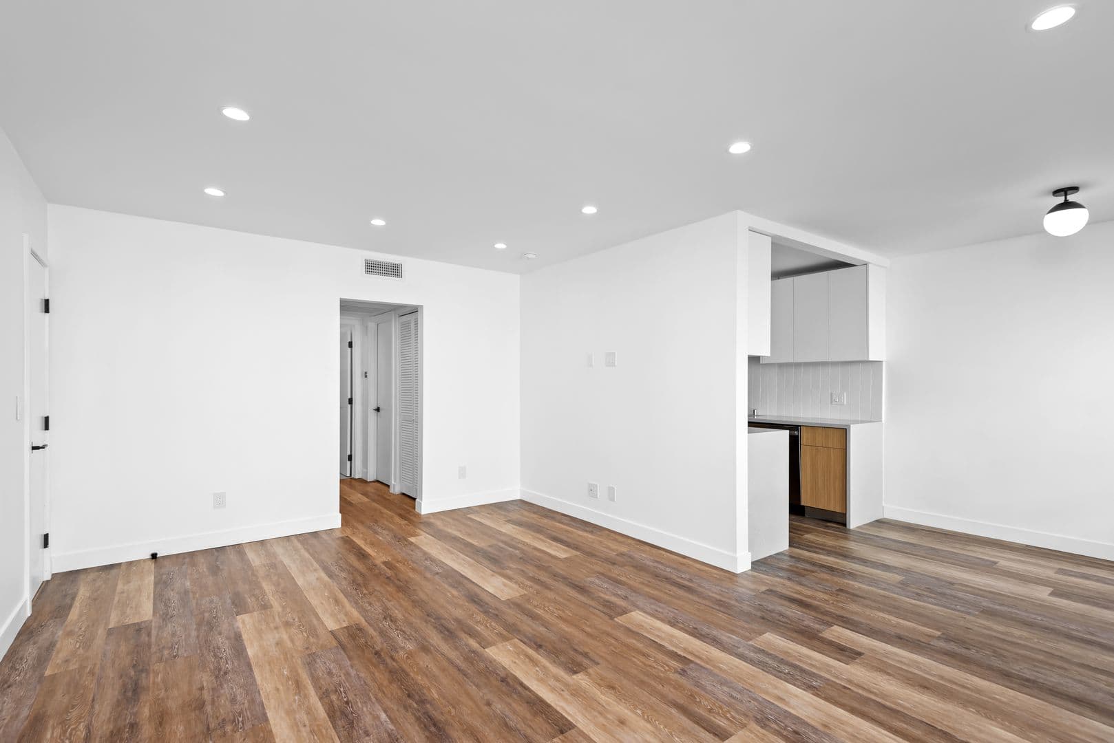 Los Angeles Apartment: 1563 Gordon Street