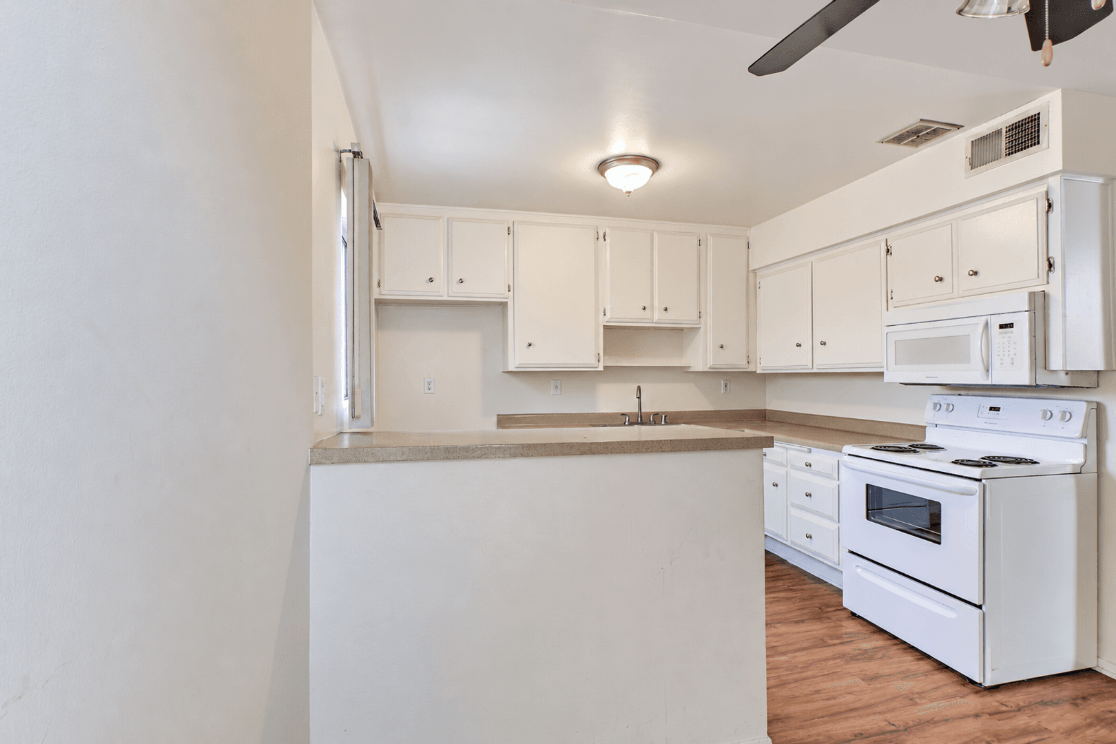 Sherman Oaks Apartment: 14955 Dickens St