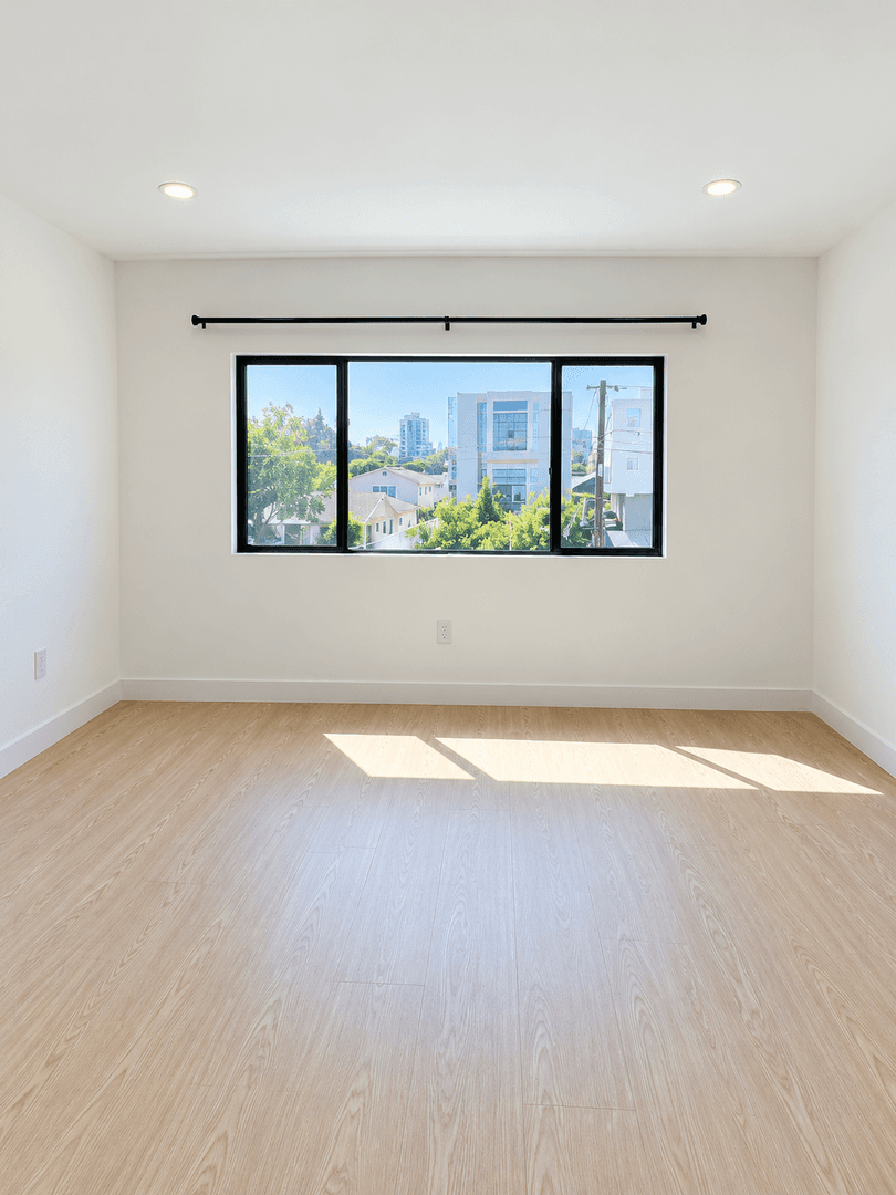 Los Angeles Apartment: 3415 London St