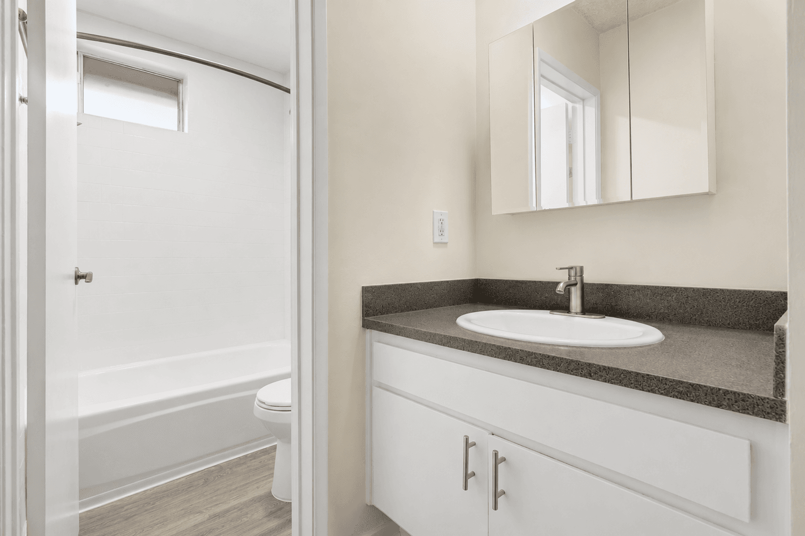 Tarzana Apartment: 5931 Reseda Blvd