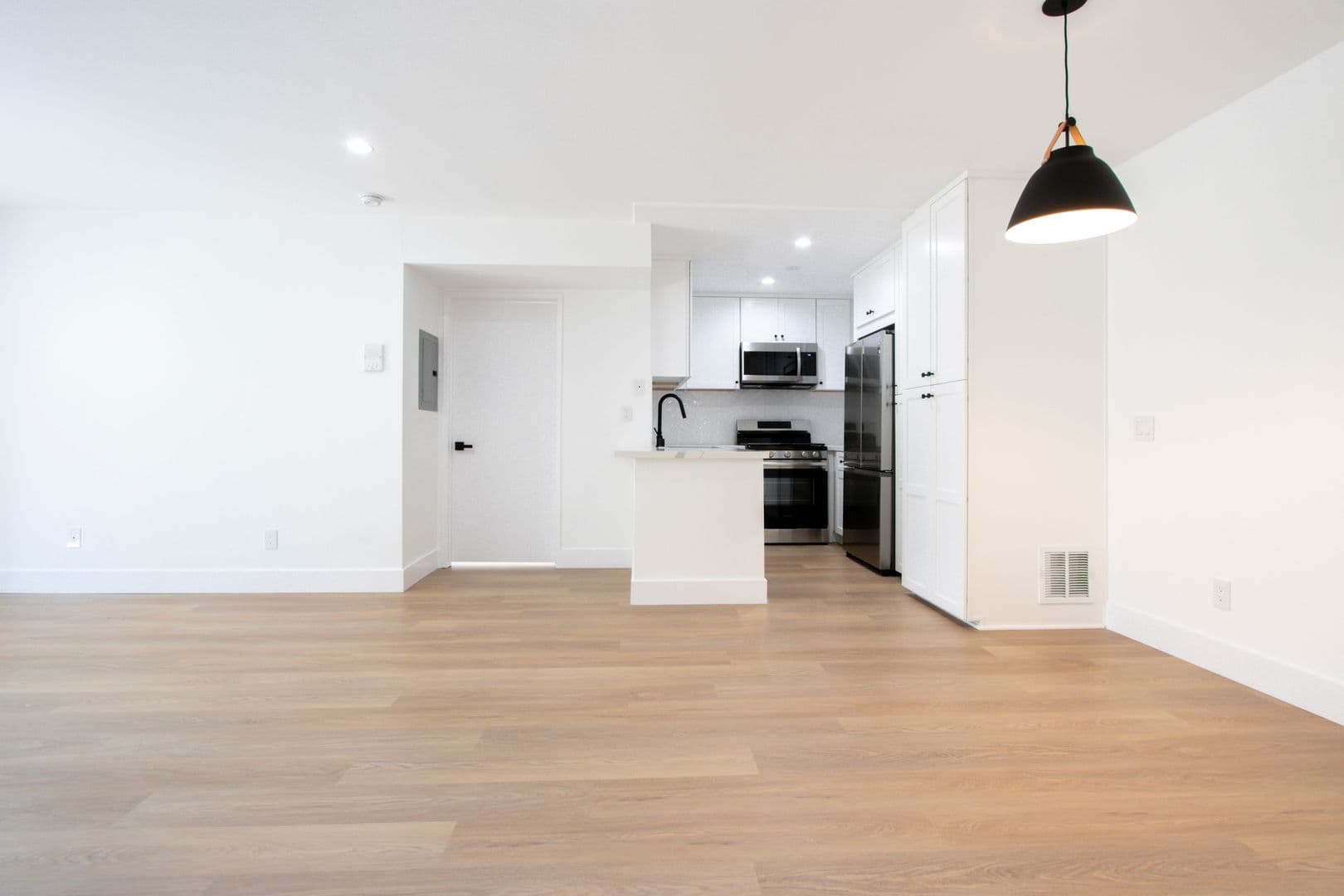Los Angeles Apartment: 12420 Woodgreen St