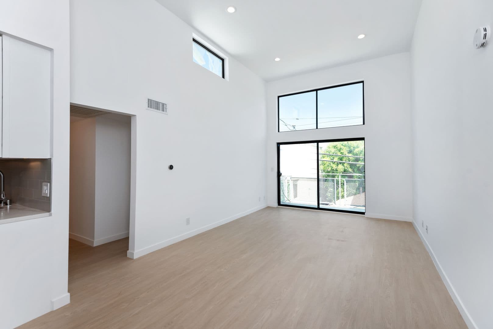 Los Angeles Apartment: 1546 Bundy Drive