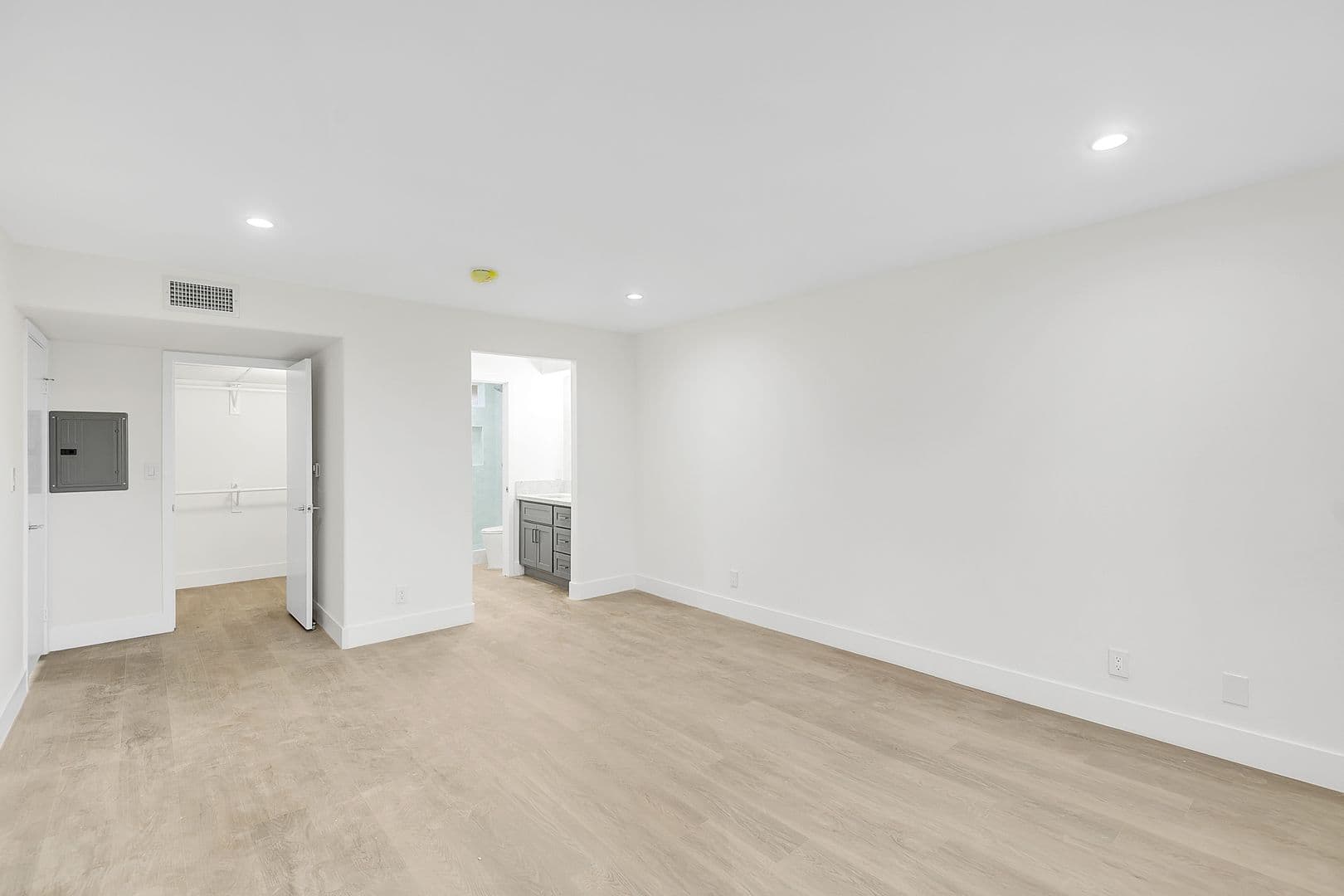 Santa Monica Apartment: 1133 25th St
