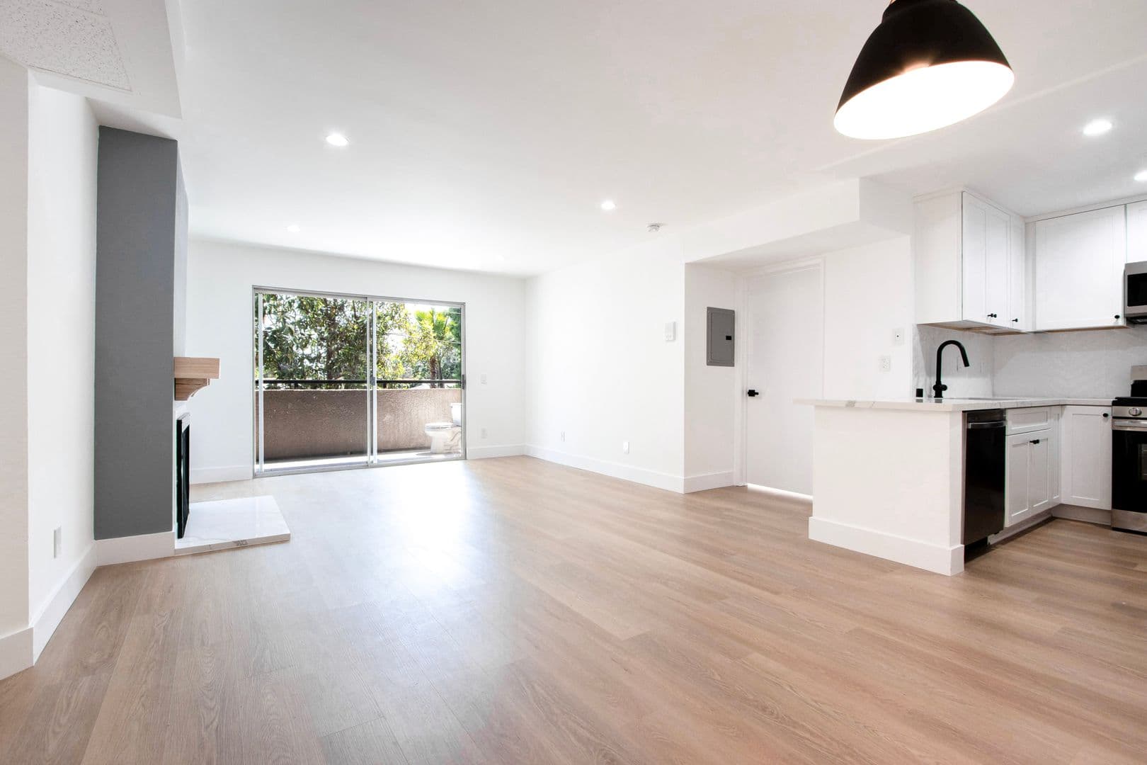 Los Angeles Apartment: 12420 Woodgreen St
