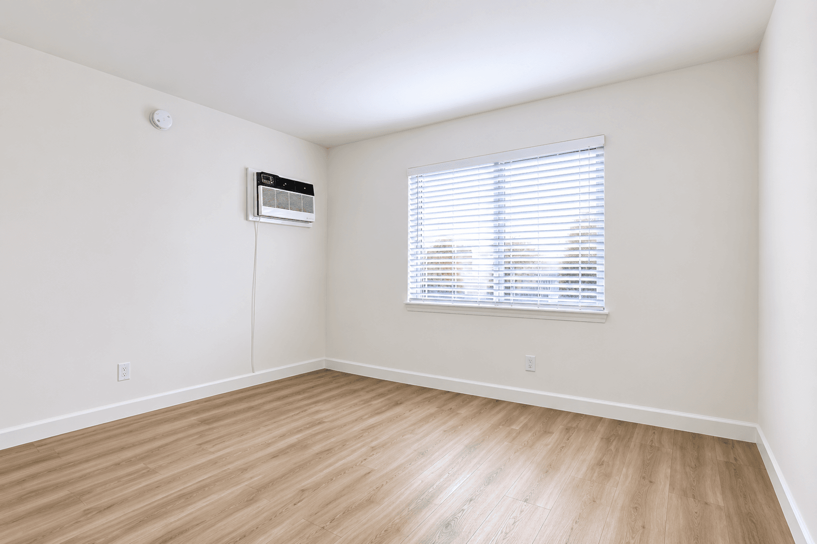 Tarzana Apartment: 5931 Reseda Blvd